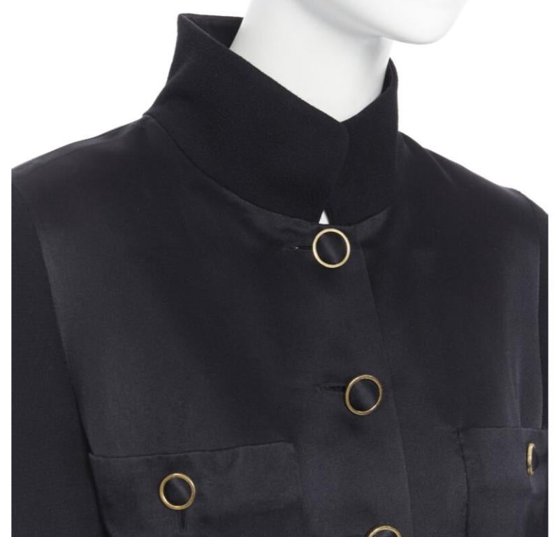 CHANEL Schwarze Mandarine-Jacke aus Seiden-Satin-Crêpe mit 4 Taschen und goldenem hohem Kragen FR42
Referenz: BMPA/A00019
Marke: Chanel
Designer: Karl Lagerfeld
MATERIAL: Andere
Farbe: Schwarz
Muster: Solide
Verschluss: Knopf
Zusätzliche Details: