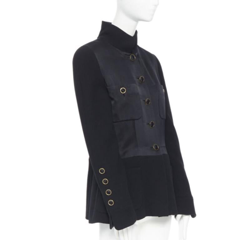 CHANEL Schwarze Mandarine-Jacke aus Seiden-Satin-Crêpe mit 4 Taschen und goldenem hohem Kragen FR42 im Zustand „Gut“ im Angebot in Hong Kong, NT