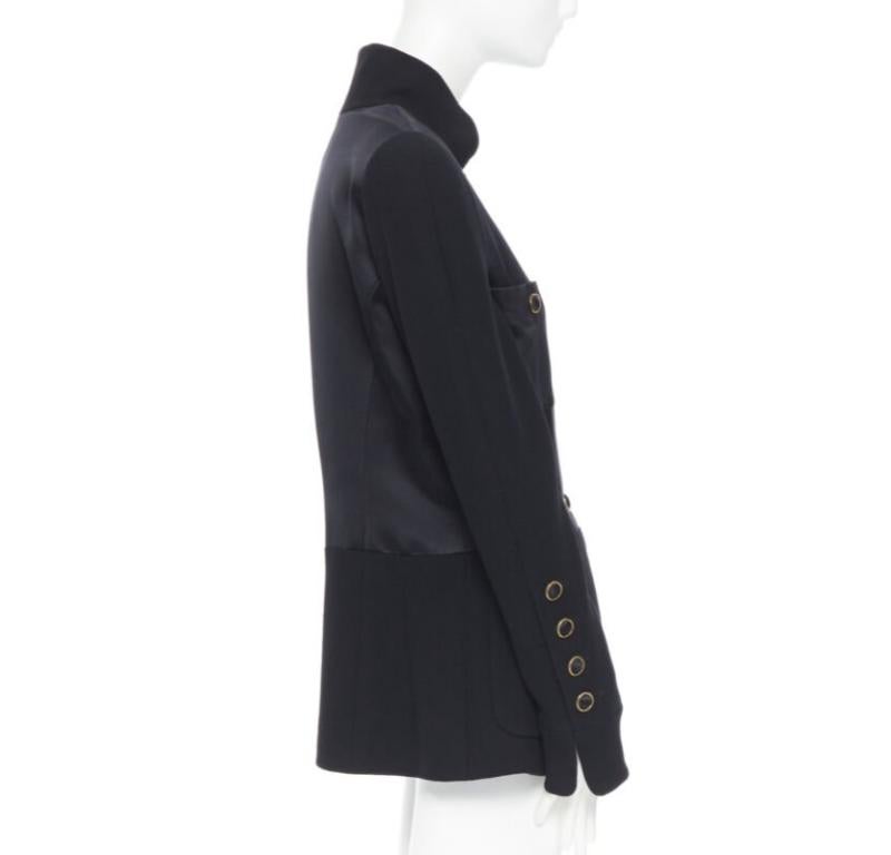 CHANEL Schwarze Mandarine-Jacke aus Seiden-Satin-Crêpe mit 4 Taschen und goldenem hohem Kragen FR42 Damen im Angebot