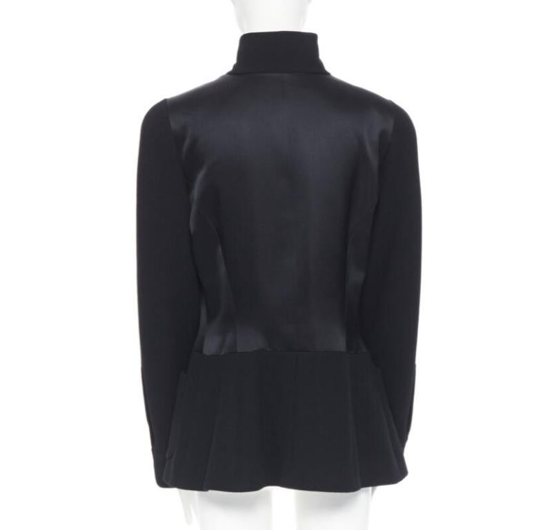 CHANEL Schwarze Mandarine-Jacke aus Seiden-Satin-Crêpe mit 4 Taschen und goldenem hohem Kragen FR42 im Angebot 1