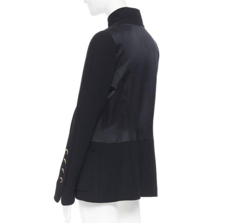 CHANEL Schwarze Mandarine-Jacke aus Seiden-Satin-Crêpe mit 4 Taschen und goldenem hohem Kragen FR42 im Angebot 2