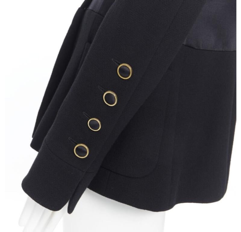 CHANEL Schwarze Mandarine-Jacke aus Seiden-Satin-Crêpe mit 4 Taschen und goldenem hohem Kragen FR42 im Angebot 3