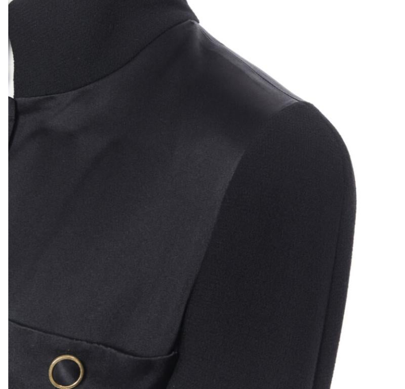 CHANEL Schwarze Mandarine-Jacke aus Seiden-Satin-Crêpe mit 4 Taschen und goldenem hohem Kragen FR42 im Angebot 4