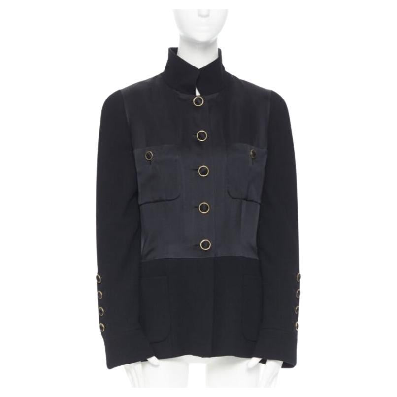 CHANEL Schwarze Mandarine-Jacke aus Seiden-Satin-Crêpe mit 4 Taschen und goldenem hohem Kragen FR42 im Angebot