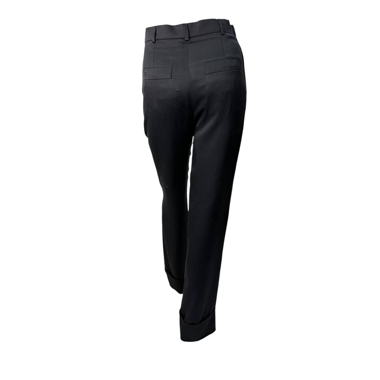 Eleganti pantaloni a gamba dritta in seta nera di Chanel in ottime condizioni. Questi pantaloni di lusso sono perfetti per ogni occasione e offrono comfort e stile. Realizzati in seta di alta qualità, assicurano una vestibilità morbida e