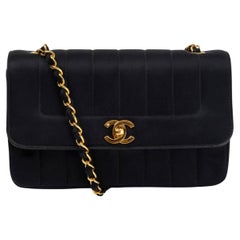 CHANEL Sac porté à l'épaule en soie noire clouté SATIN DIANA à franges