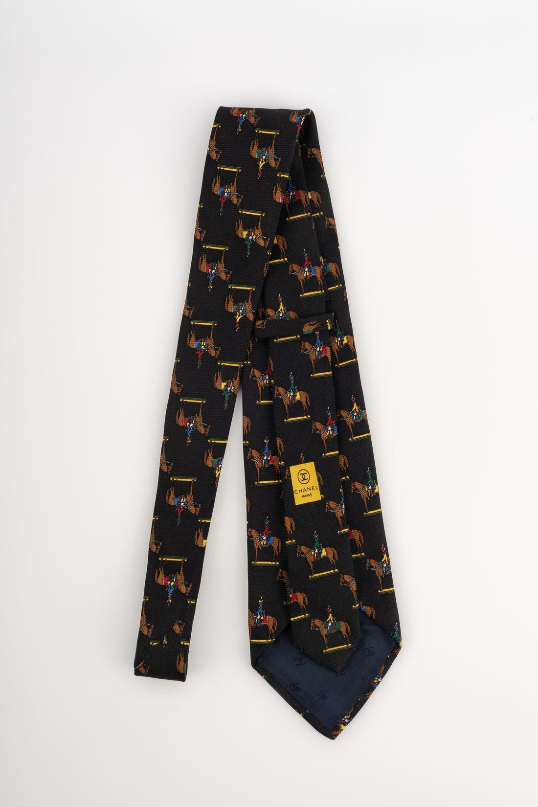 CHANEL - (Made in Italy) Black silk tie illustrated with horses.

Additional information:
Condition: Very good condition
Dimensions: Width: 9 cm

SKU:ACC126