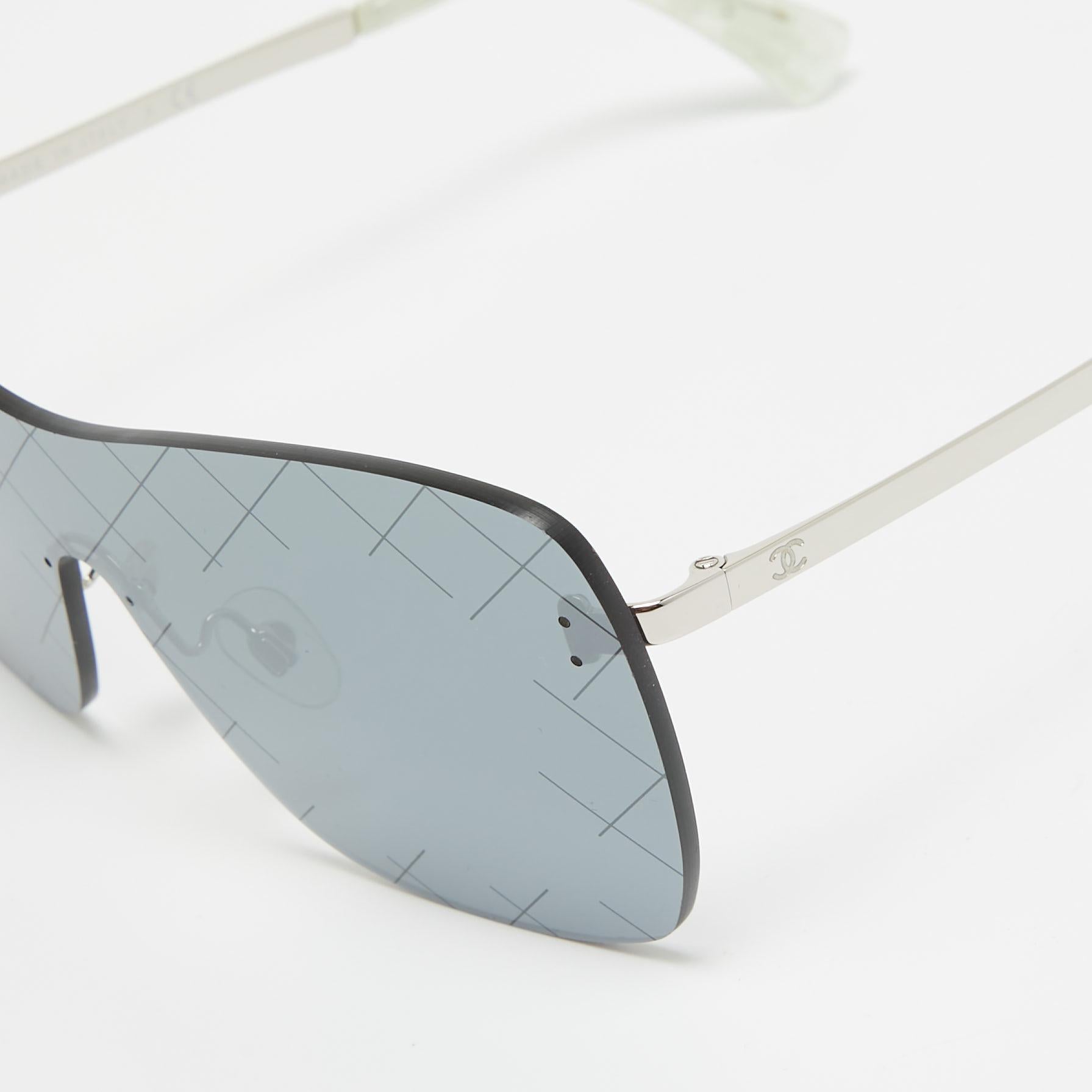 Nous voyons les détails sur cette exquise paire de lunettes de soleil de créateur fabriquée à partir de matériaux nobles. Les lunettes de soleil sont à la fois luxueuses et pratiques.

Comprend : Étui original

