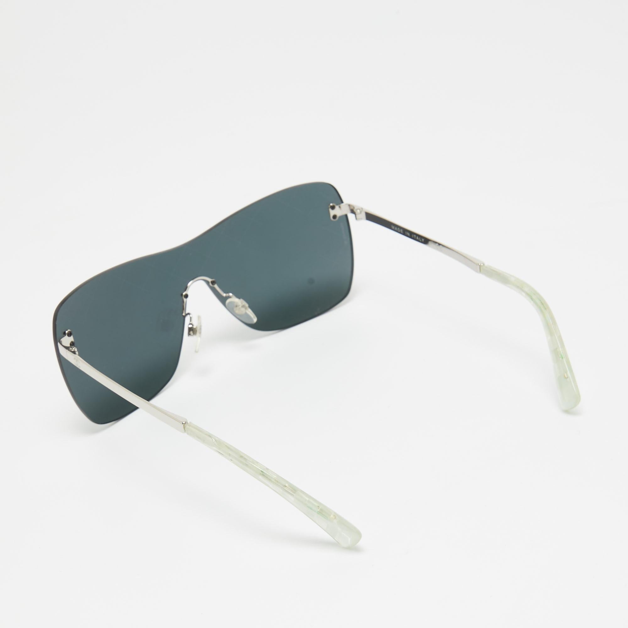 Chanel Schwarz/Silber 4215 Laufsteg Schild-Sonnenbrille im Zustand „Gut“ im Angebot in Dubai, Al Qouz 2
