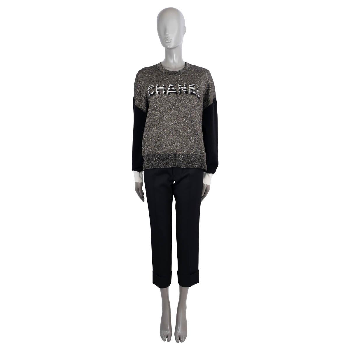 100% authentic Chanel lurex knit sweater in black amd silver cashmere (43%), cotton (21%), viscose (18%), silk (8%), polyester (5%), polyamide (4%) and elastane (1%). Features a crewneck, intarsia Chanel logo, dropped shoulders and contrast black