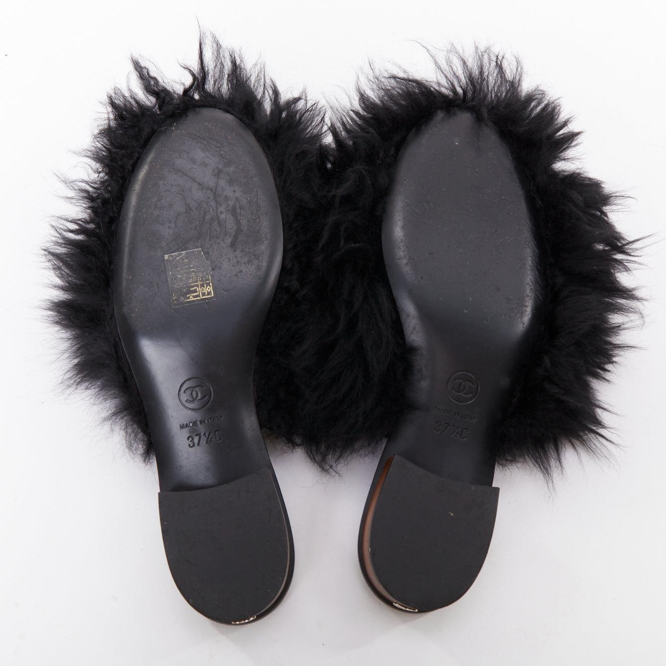 Chanel nero argento logo CC pelliccia d'agnello mongola pantofole morbide EU37.5 in vendita 6