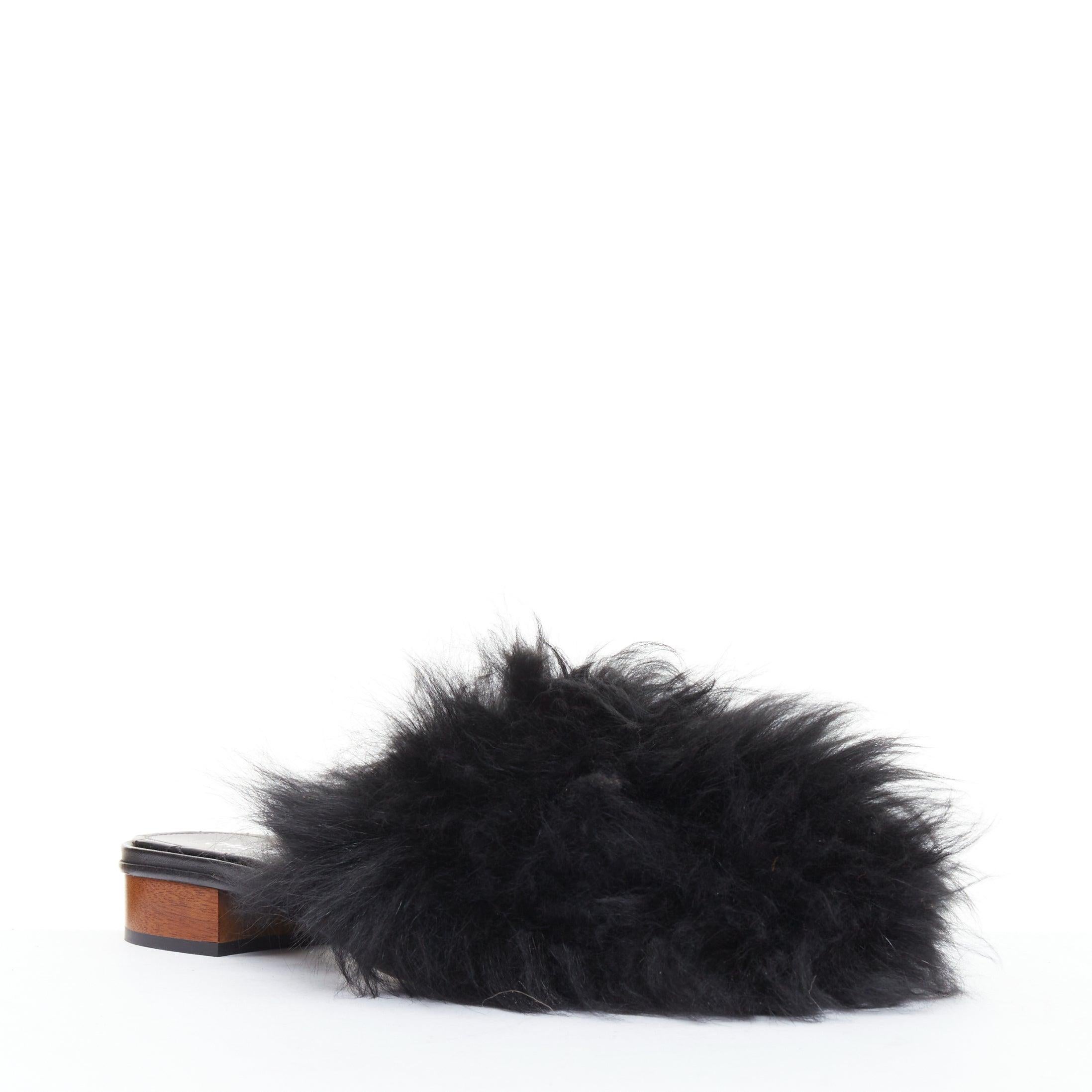 Nero Chanel nero argento logo CC pelliccia d'agnello mongola pantofole morbide EU37.5 in vendita