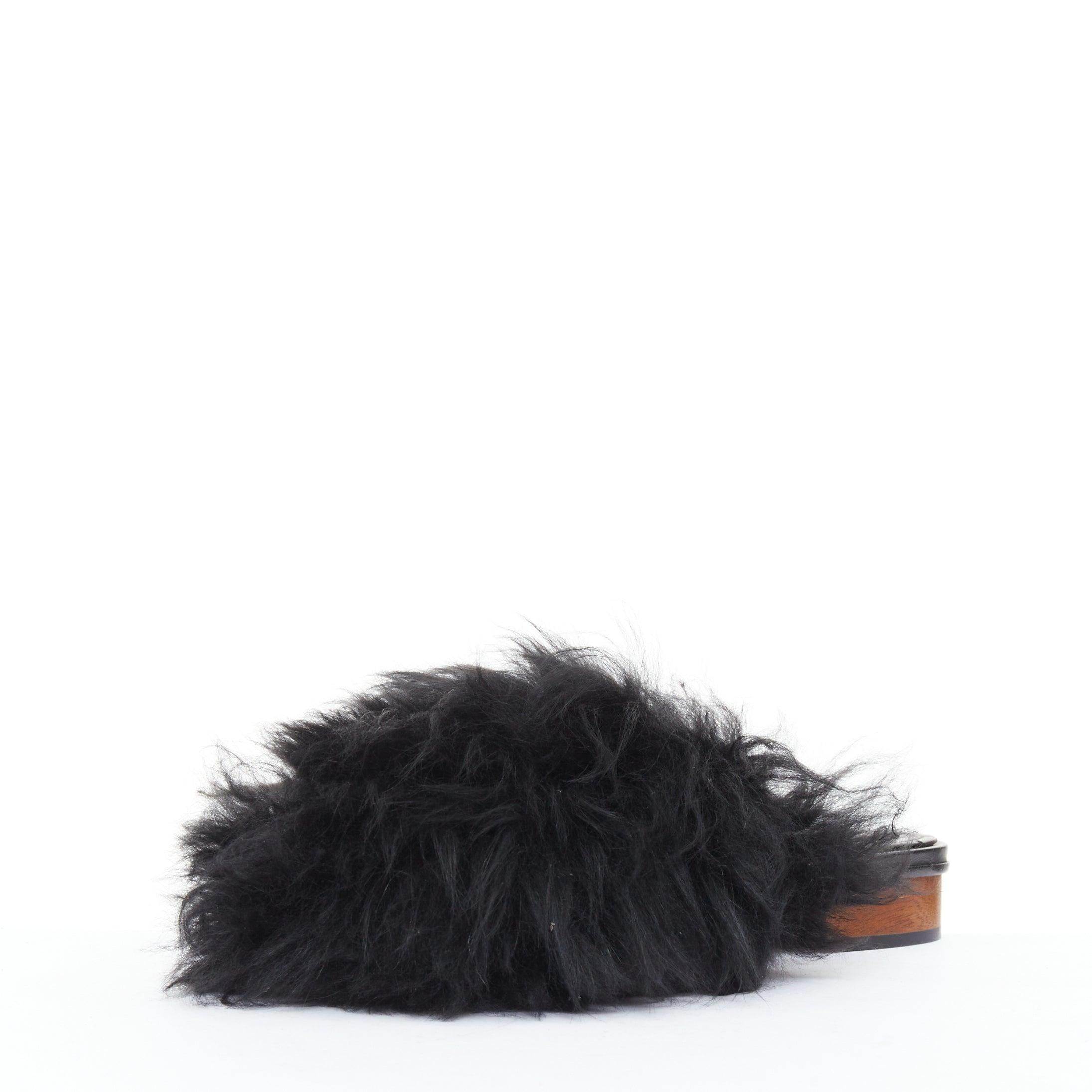 Donna Chanel nero argento logo CC pelliccia d'agnello mongola pantofole morbide EU37.5 in vendita