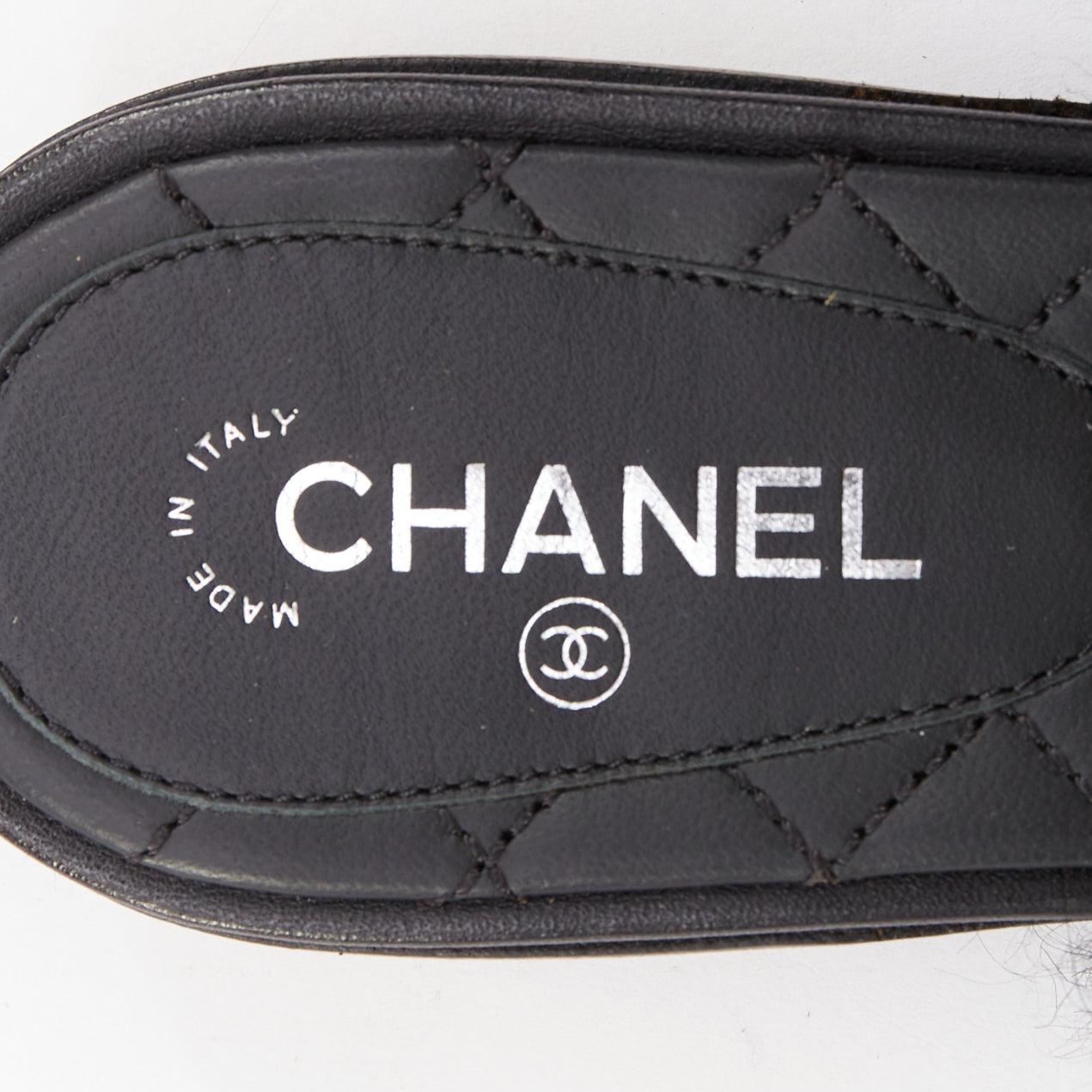 Chanel nero argento logo CC pelliccia d'agnello mongola pantofole morbide EU37.5 in vendita 3