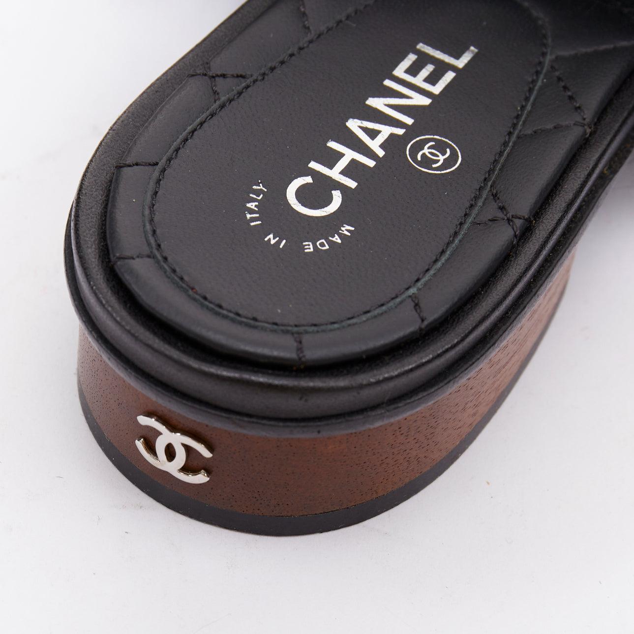 Chanel nero argento logo CC pelliccia d'agnello mongola pantofole morbide EU37.5 in vendita 4