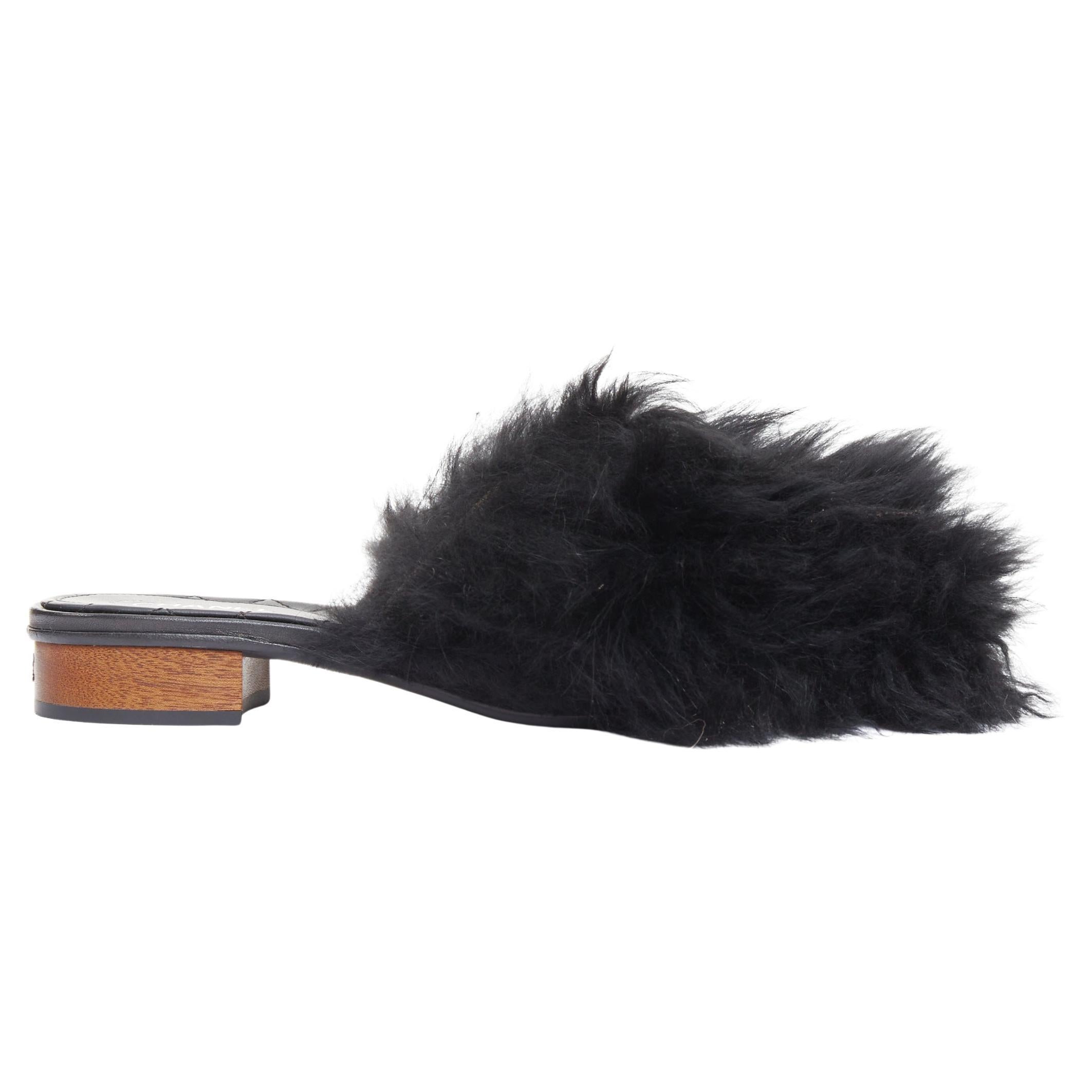 Chanel nero argento logo CC pelliccia d
agnello mongola pantofole morbide EU37.5 in vendita