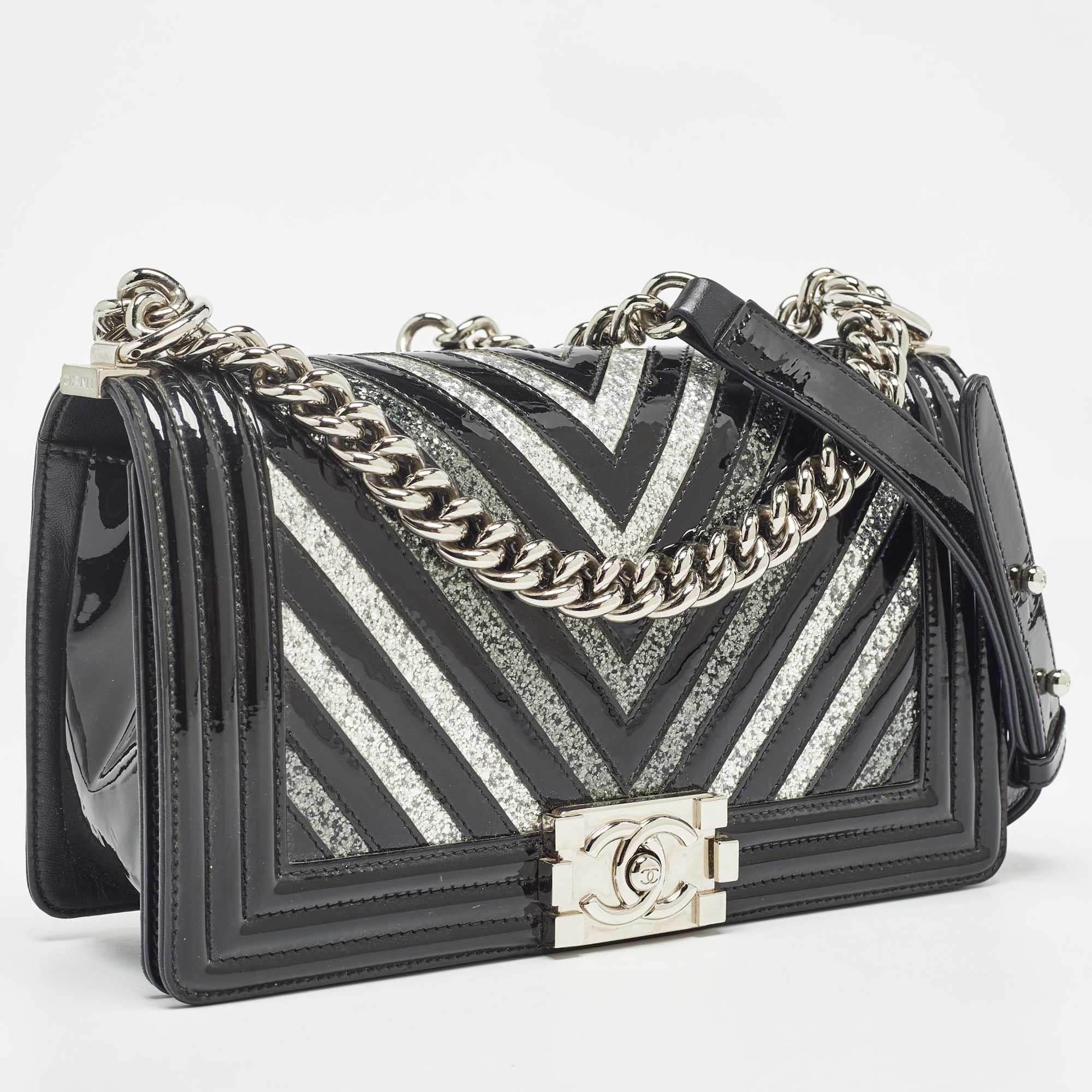 Chanel Negro/Plata Chevron Charol Bolso Boy Flap Mediano en Bueno estado para la venta en Dubai, Al Qouz 2