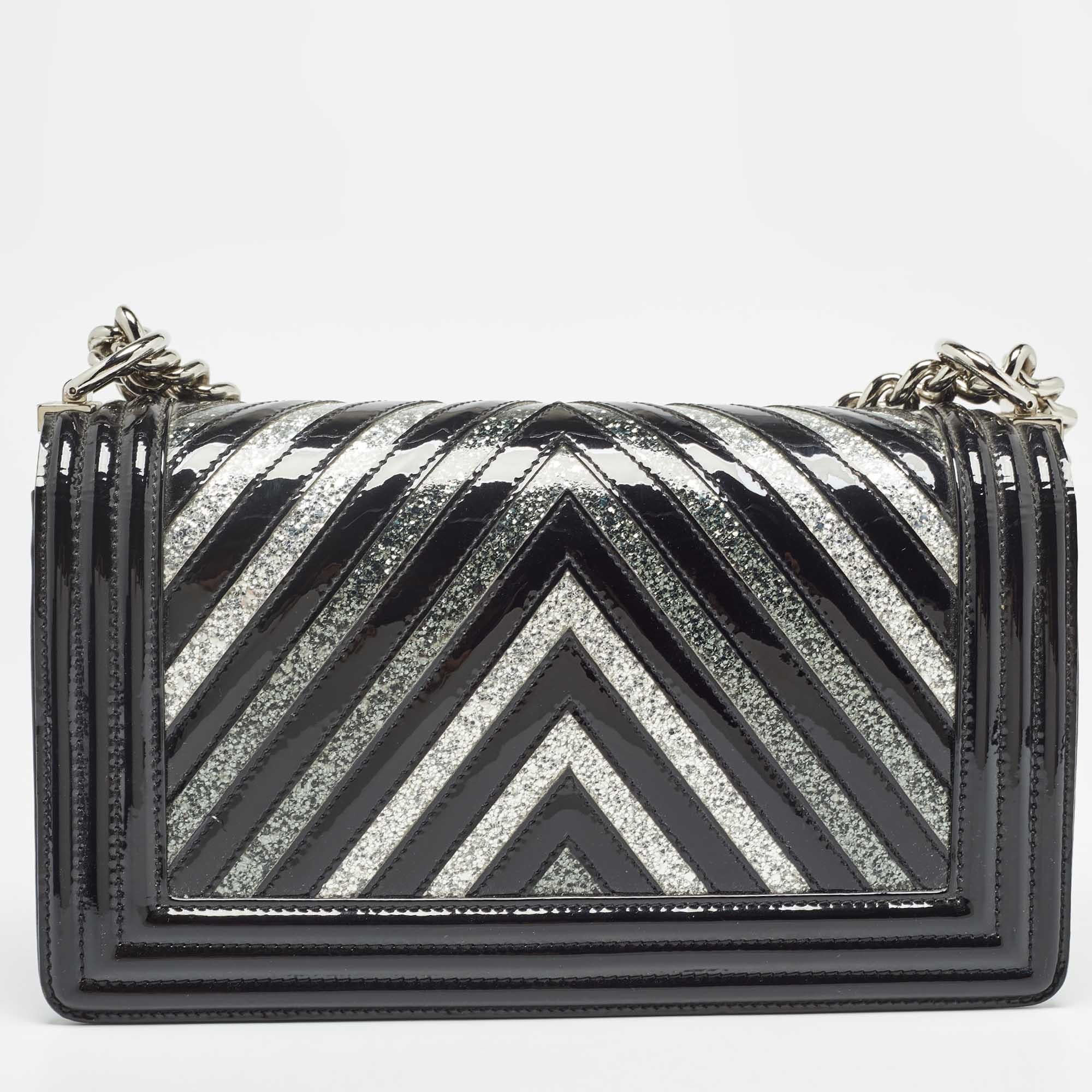 De las mujeres Chanel Negro/Plata Chevron Charol Bolso Boy Flap Mediano en venta