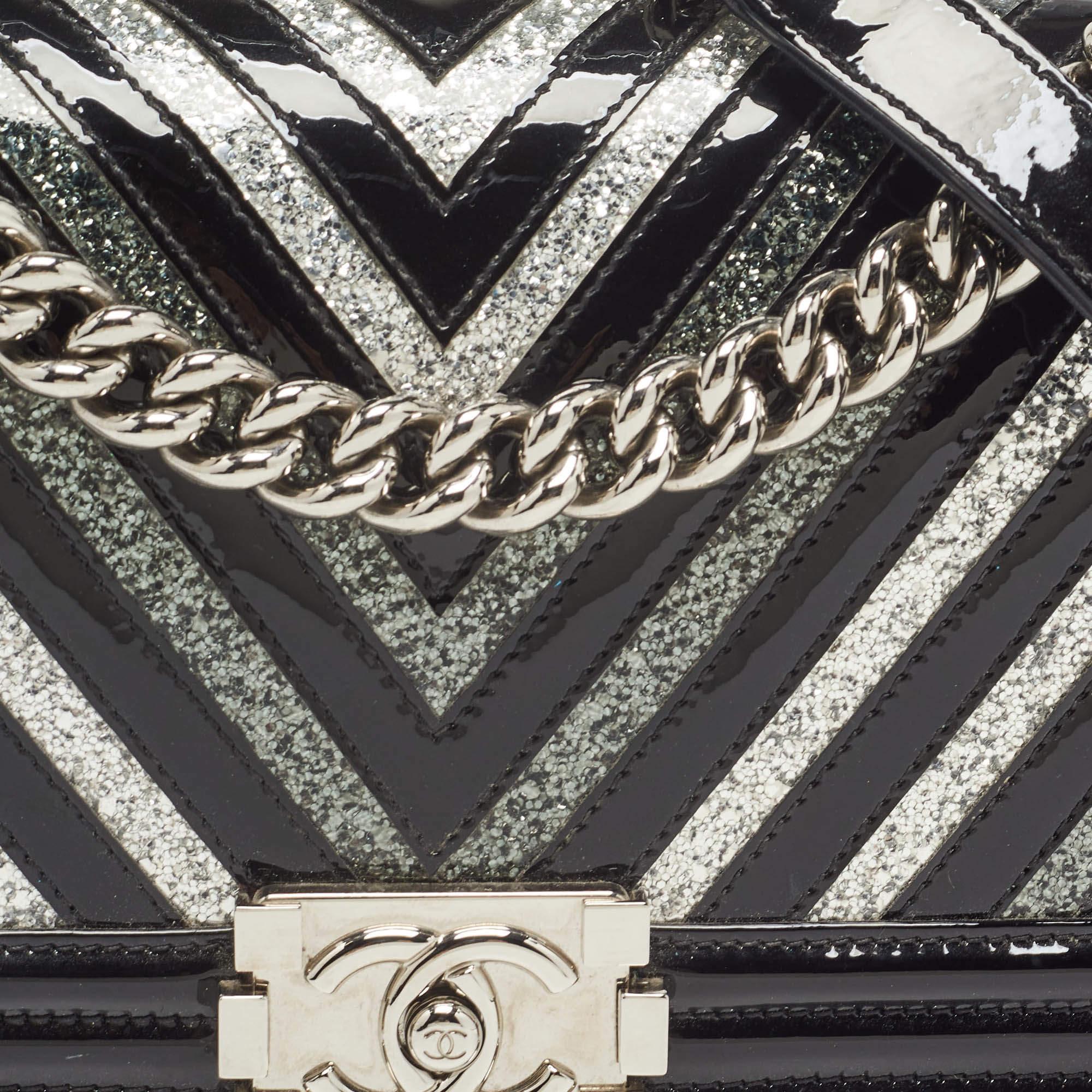 Chanel Negro/Plata Chevron Charol Bolso Boy Flap Mediano en venta 1