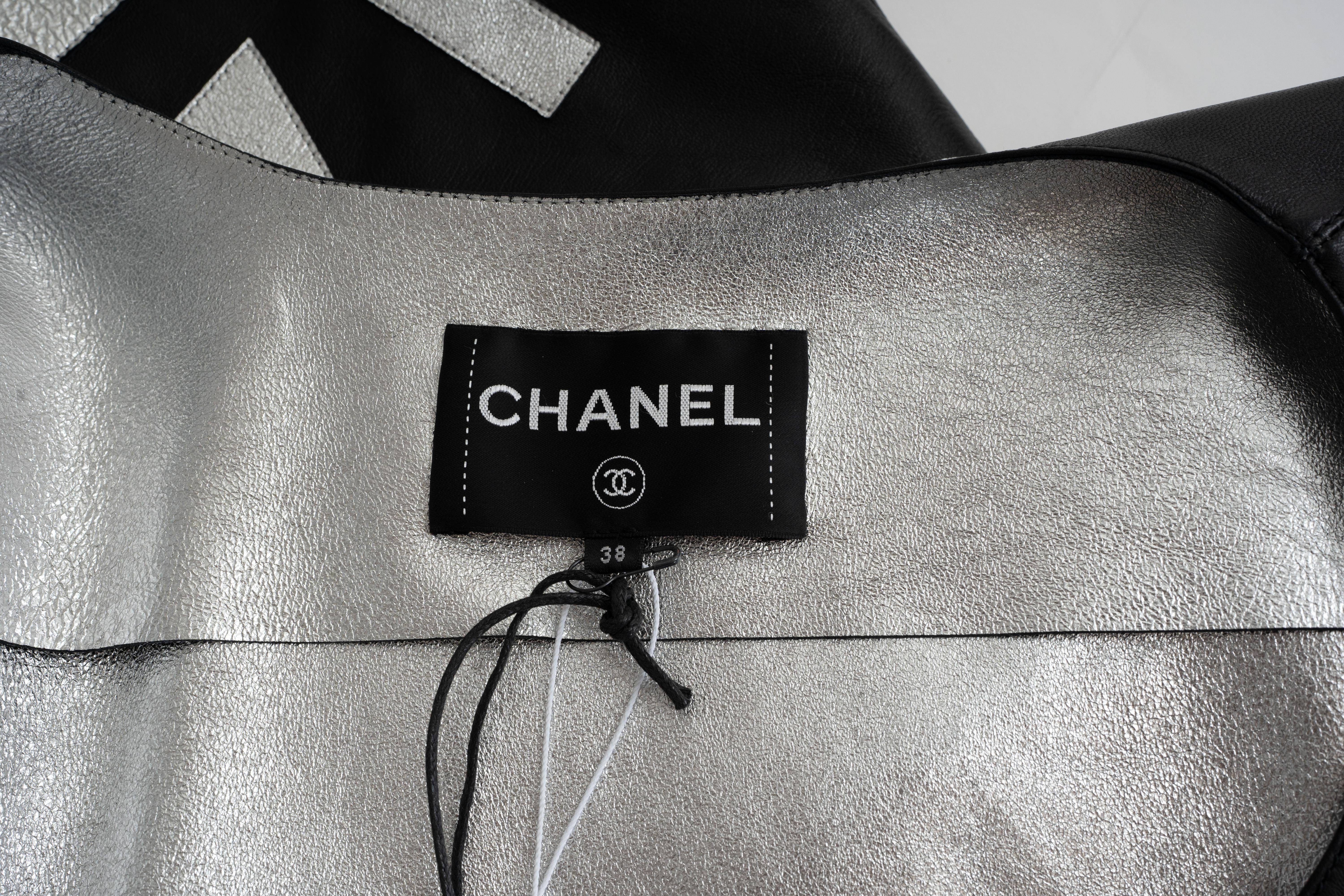 CHANEL schwarz & silber Leder 21S LOGO SLEEVE BIKER Jacke 38 S im Angebot 2