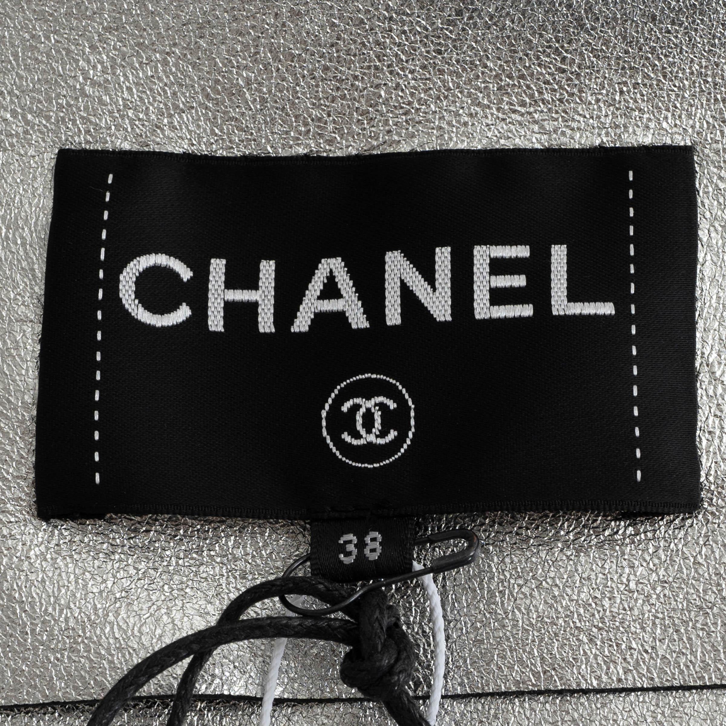 CHANEL schwarz & silber Leder 21S LOGO SLEEVE BIKER Jacke 38 S im Angebot 3