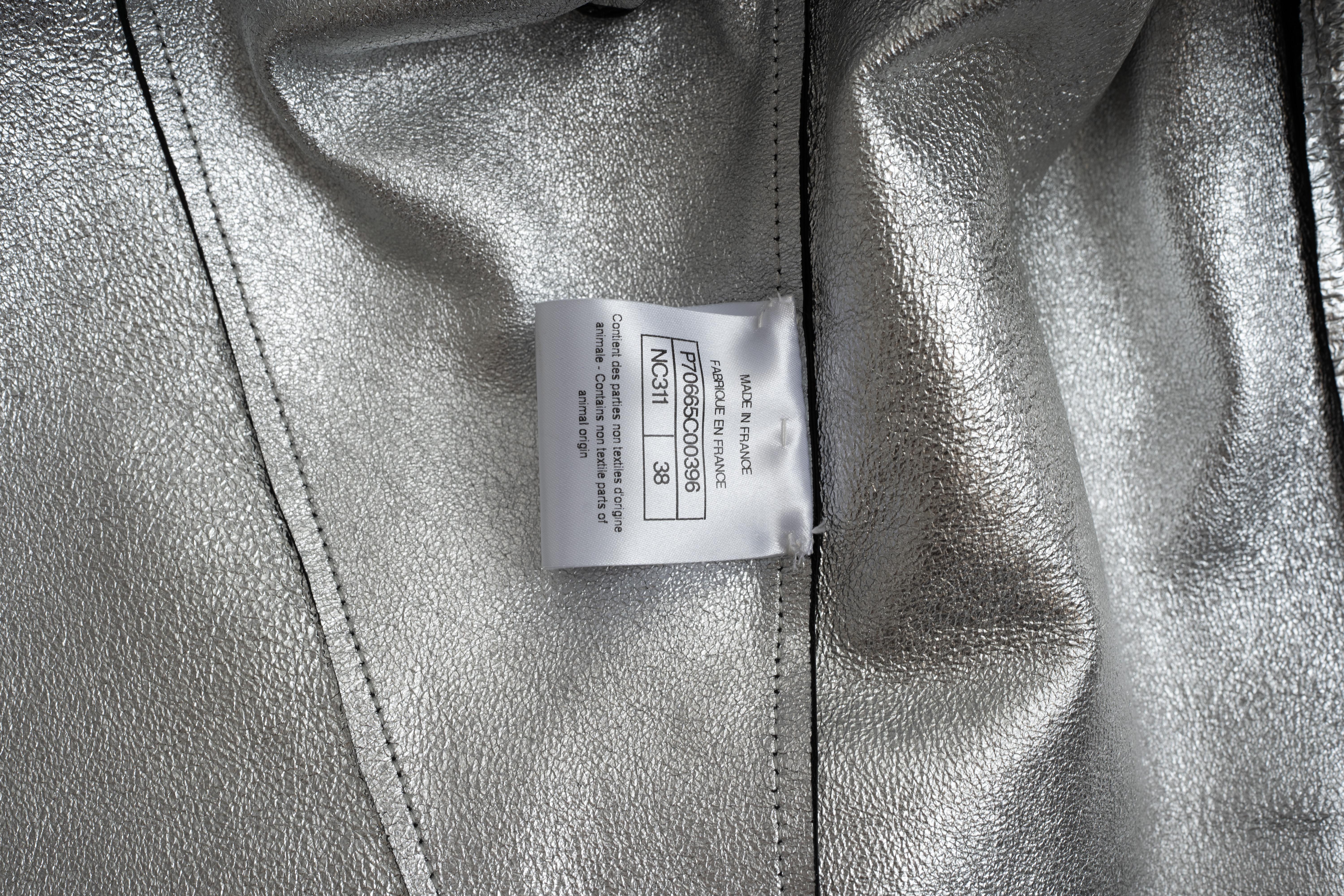 CHANEL schwarz & silber Leder 21S LOGO SLEEVE BIKER Jacke 38 S im Angebot 4