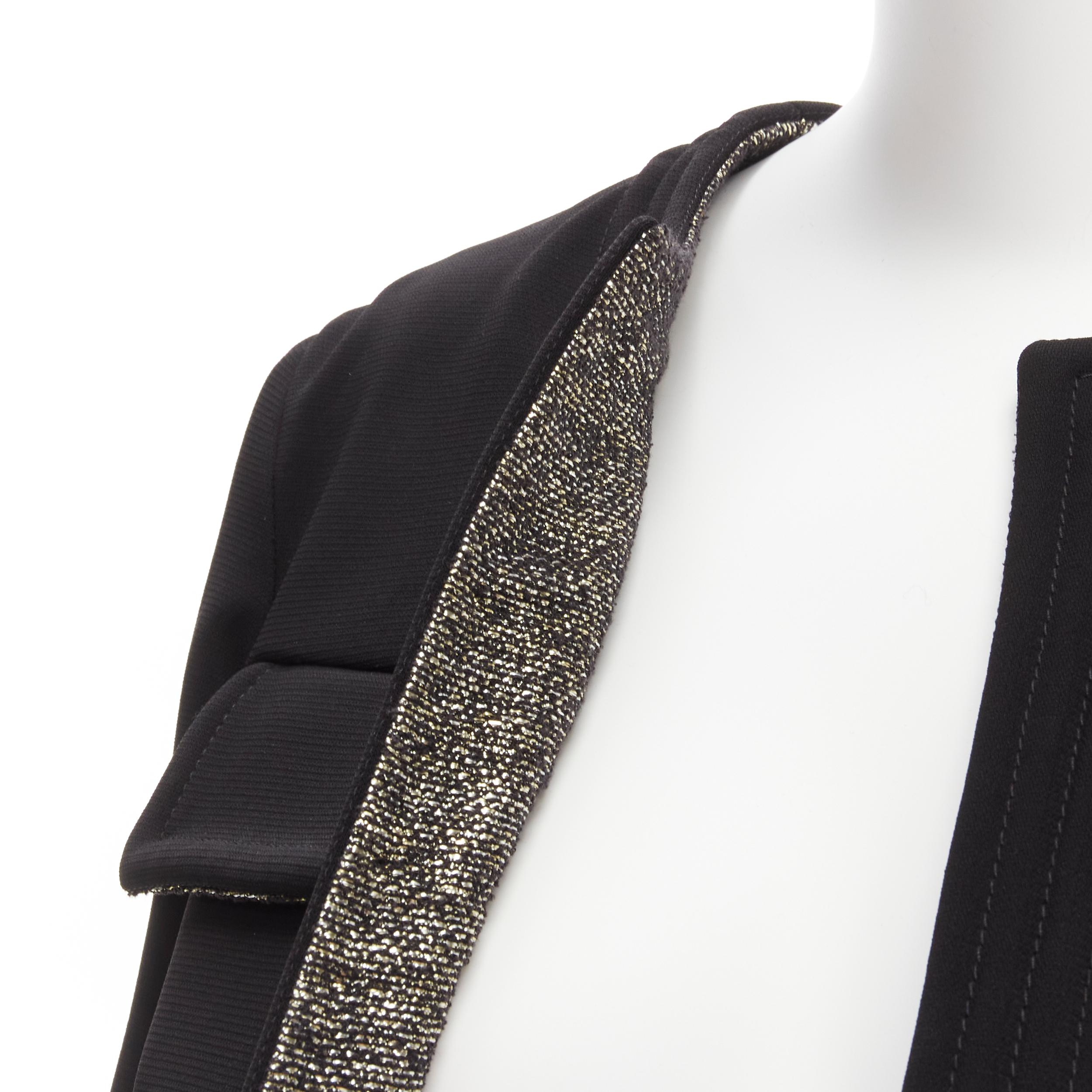 Chanel nero argento metallizzato tweed foderato 4 tasche giacca bolero FR34 XS
Riferimento: LNKO/A02114
Marchio: Chanel
Designer: Karl Lagerfeld
Materiale: Viscosa, elastan
Colore: Nero, Silver
Modello: Tinta unita
Fodera: Tweed d'argento
Dettagli