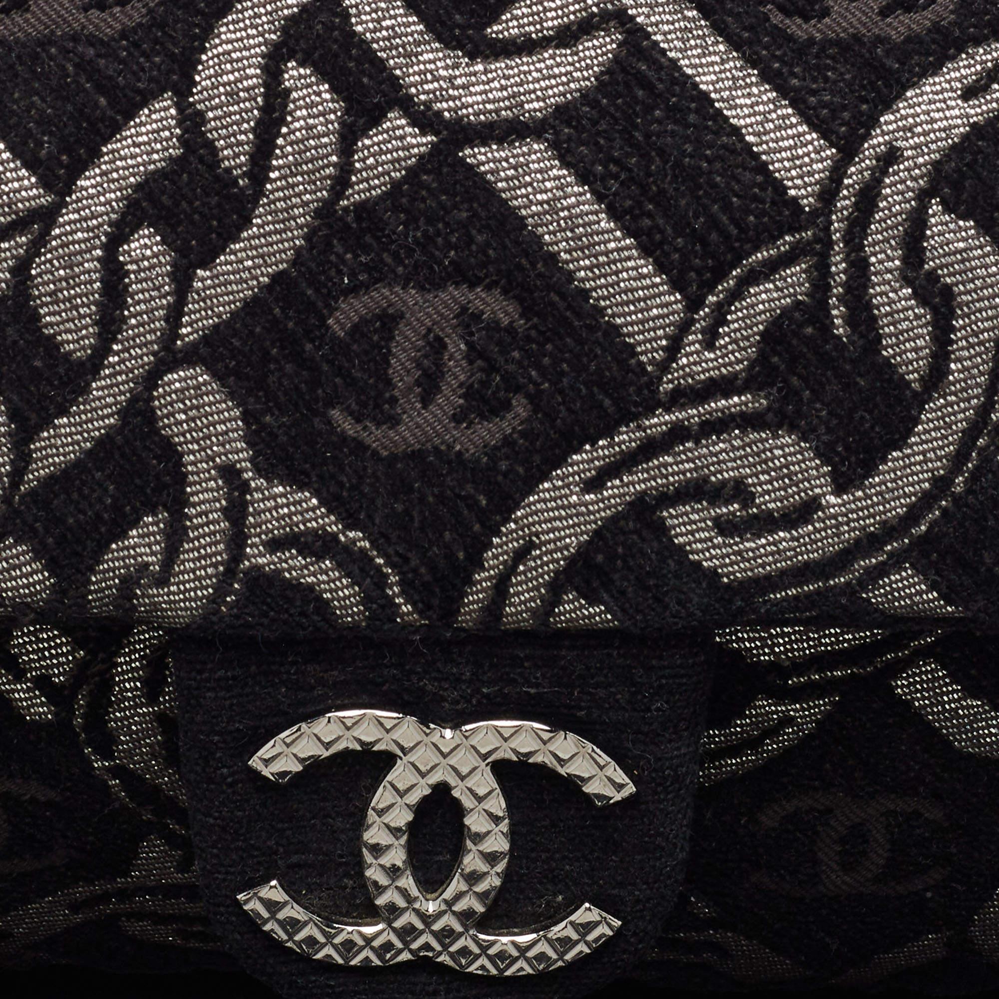 Chanel Black/Silver Printed Tweed CC Chainlink Flap Bag For Sale 4