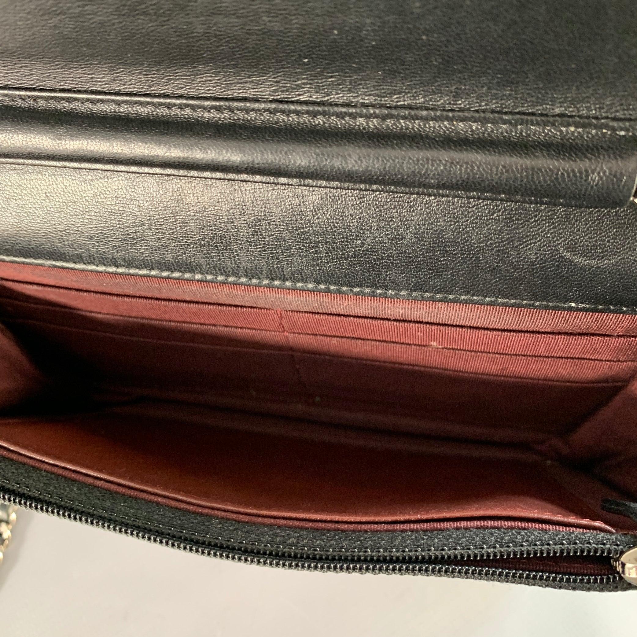 CHANEL Schwarz Silber Gestepptes Leder Portemonnaie Handtasche im Angebot 6