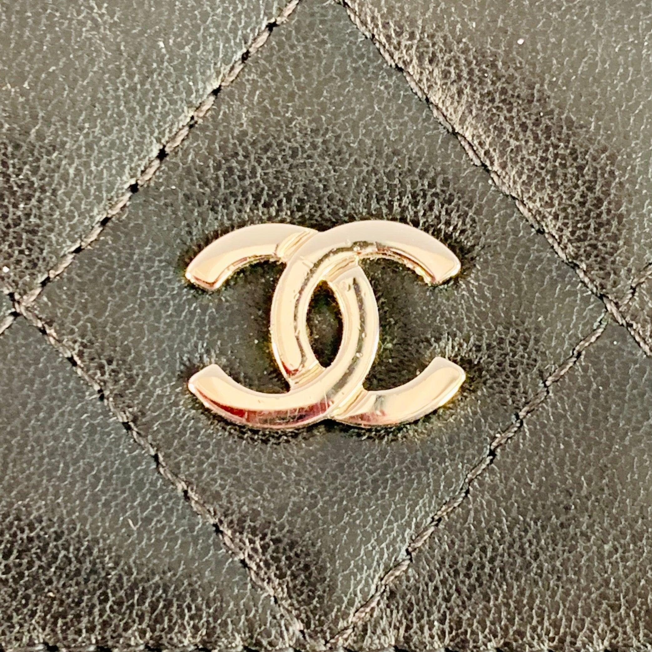 CHANEL Schwarz Silber Gestepptes Leder Portemonnaie Handtasche im Zustand „Gut“ im Angebot in San Francisco, CA