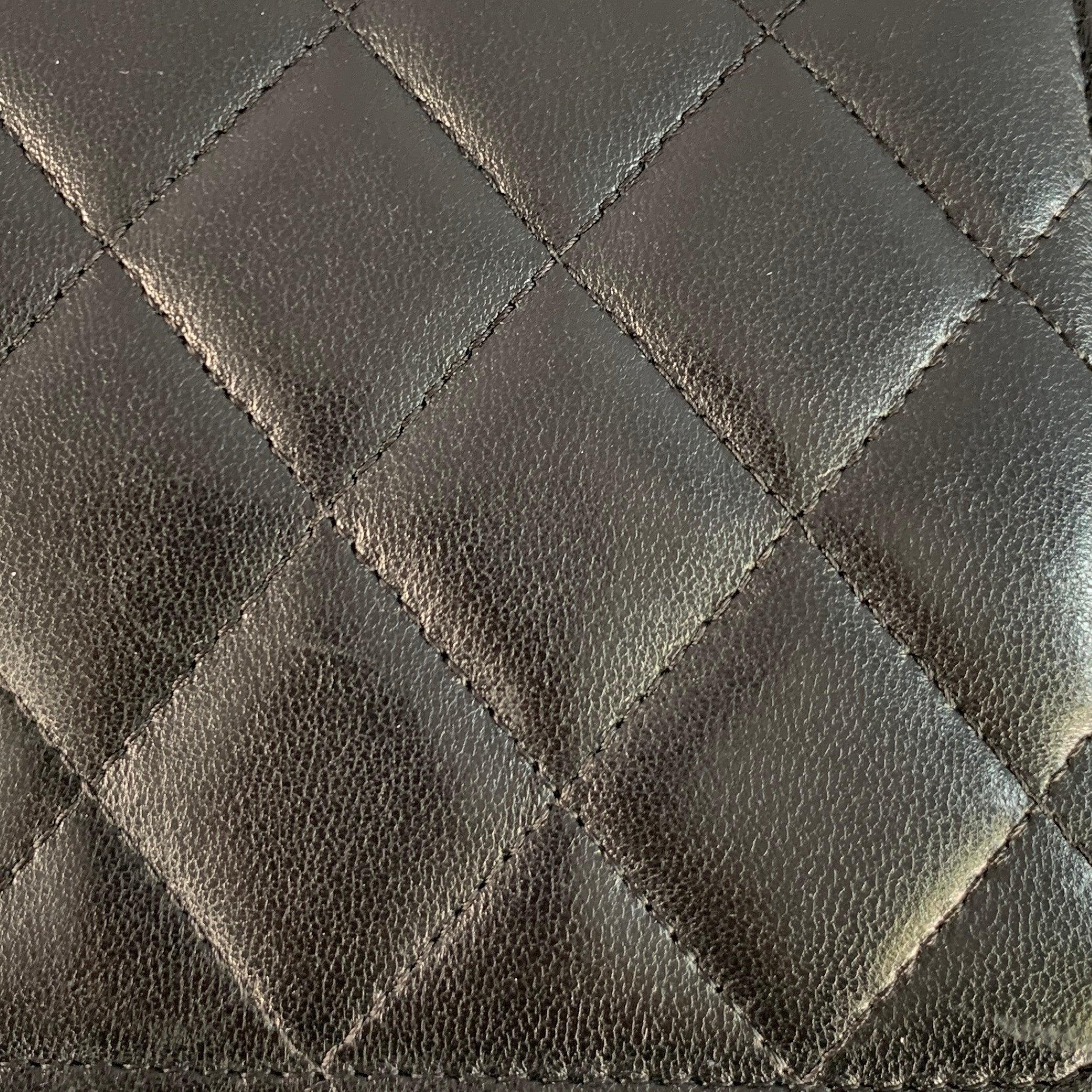 CHANEL Schwarz Silber Gestepptes Leder Portemonnaie Handtasche Damen im Angebot