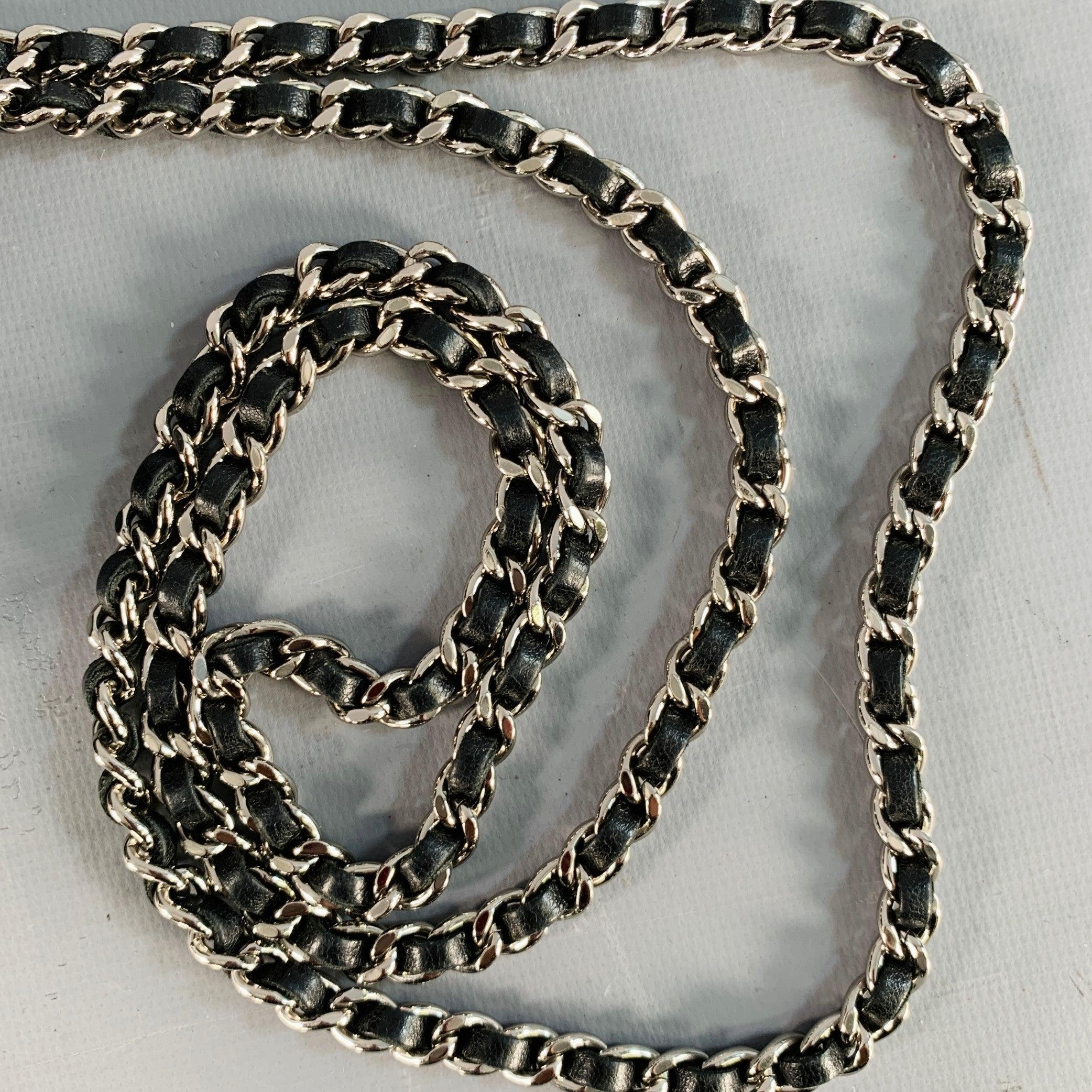 CHANEL Schwarz Silber Gestepptes Leder Portemonnaie Handtasche im Angebot 1