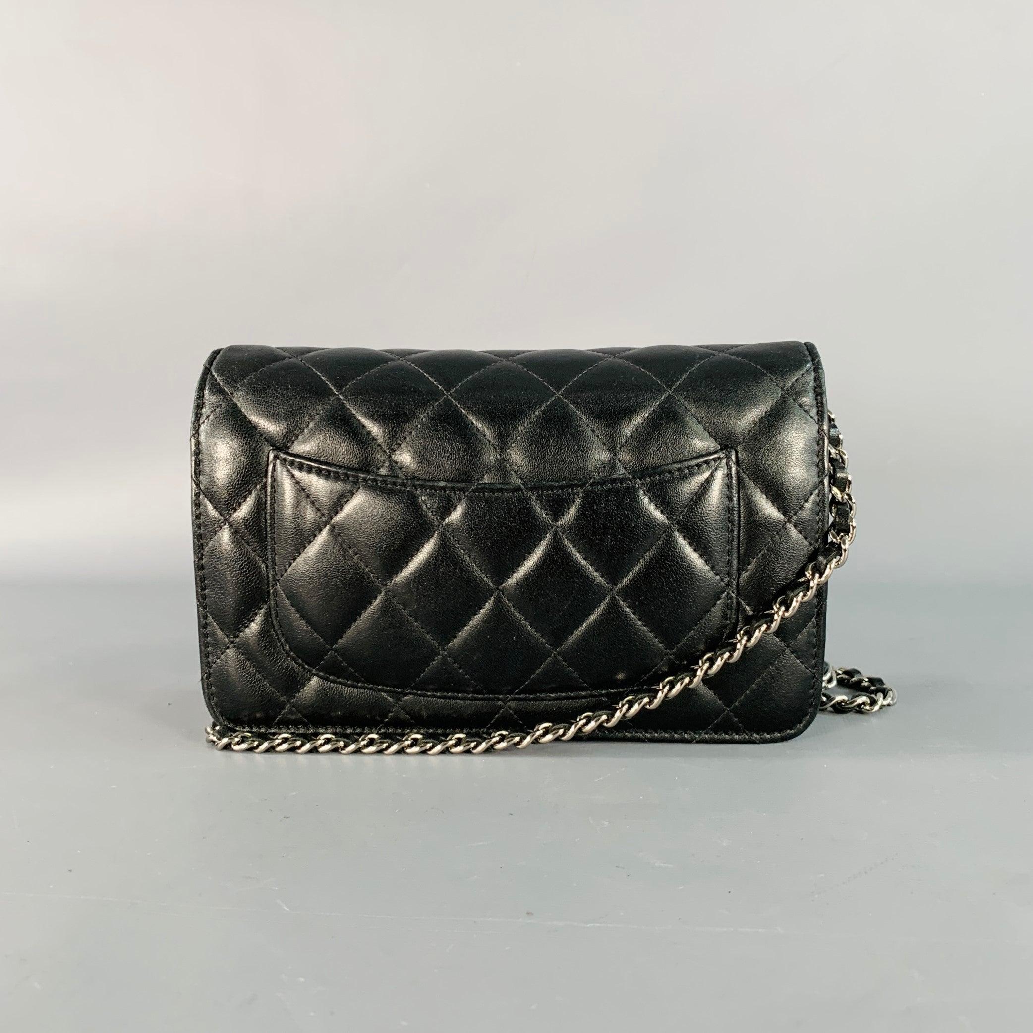 CHANEL Schwarz Silber Gestepptes Leder Portemonnaie Handtasche im Angebot 3