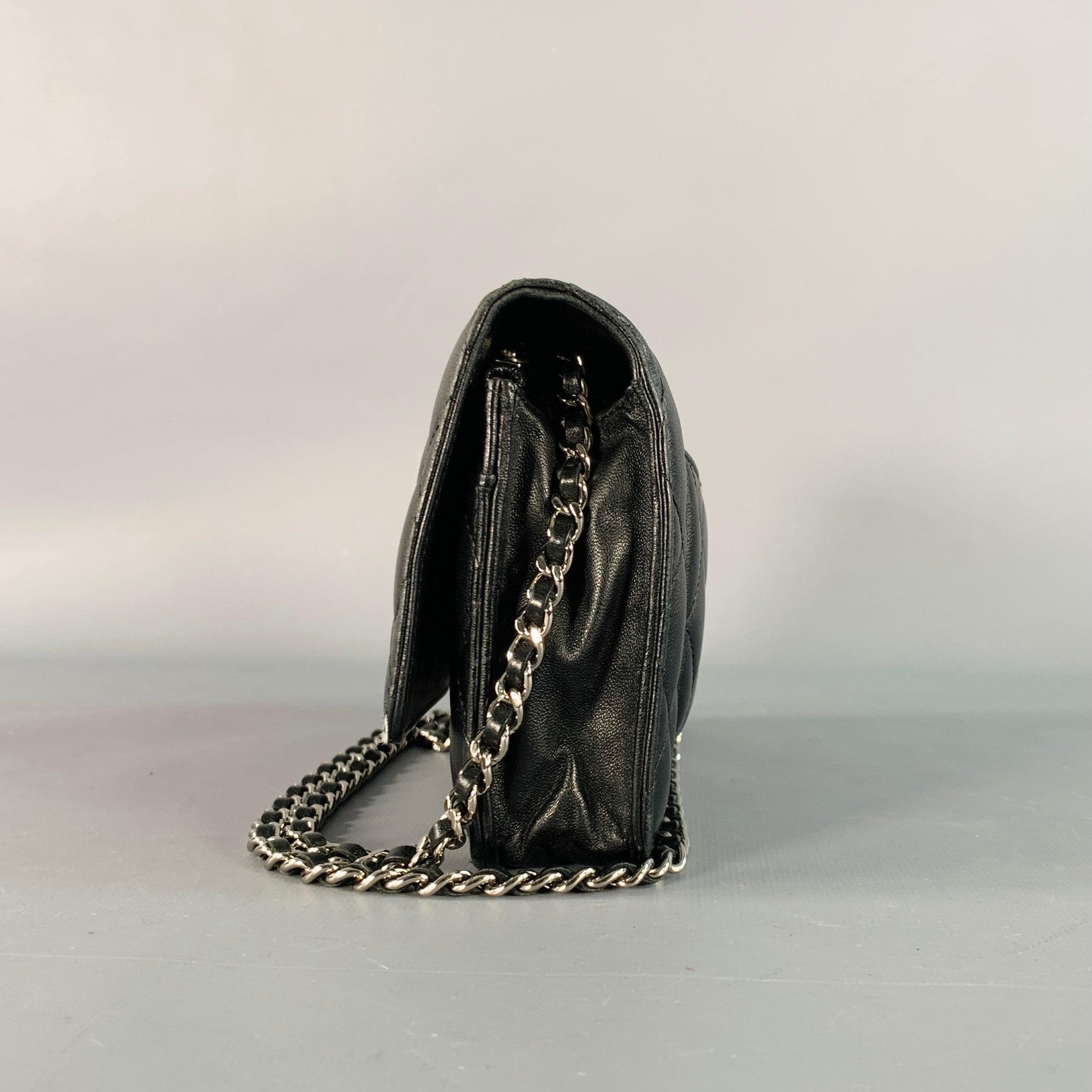 CHANEL Schwarz Silber Gestepptes Leder Portemonnaie Handtasche im Angebot 4