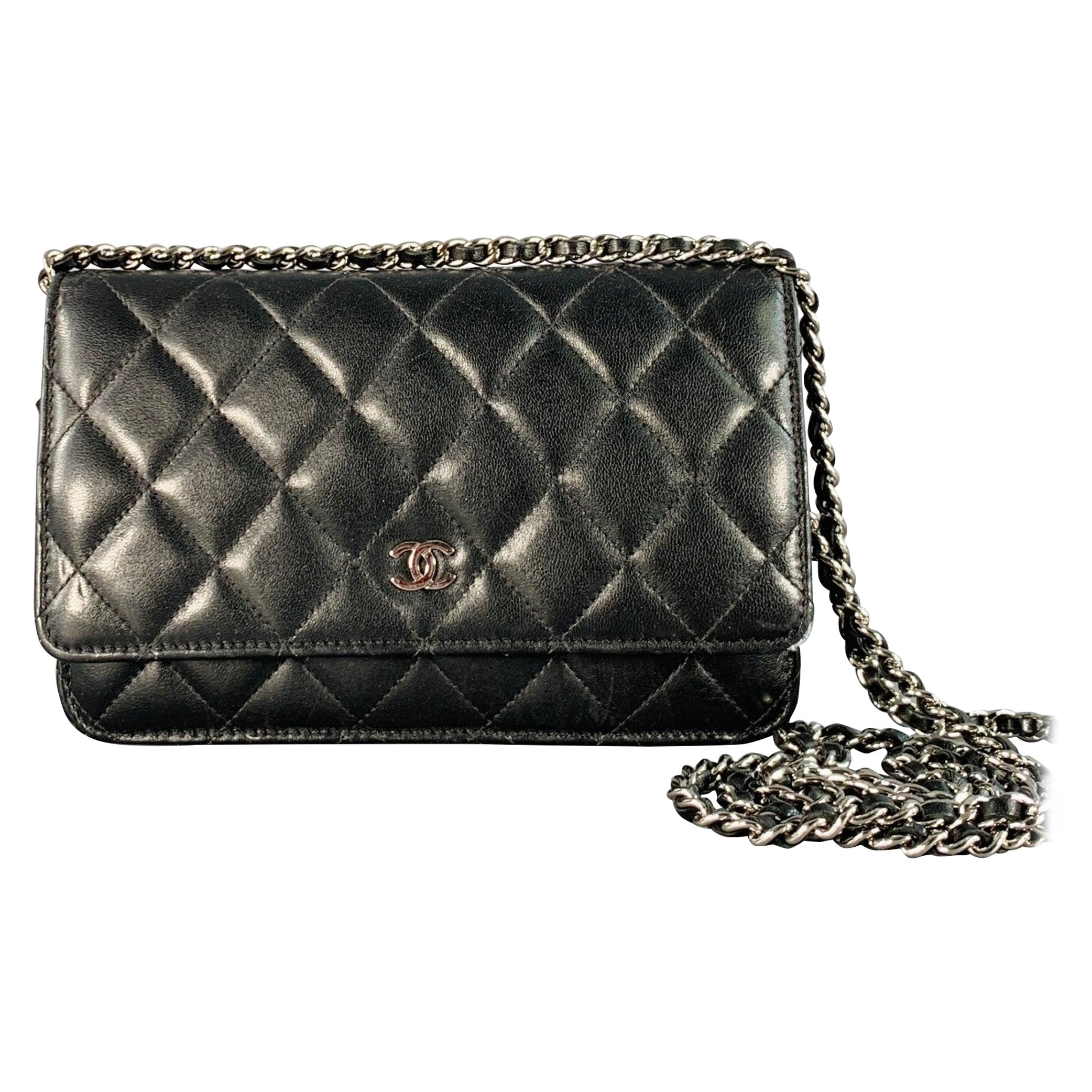 CHANEL Schwarz Silber Gestepptes Leder Portemonnaie Handtasche im Angebot