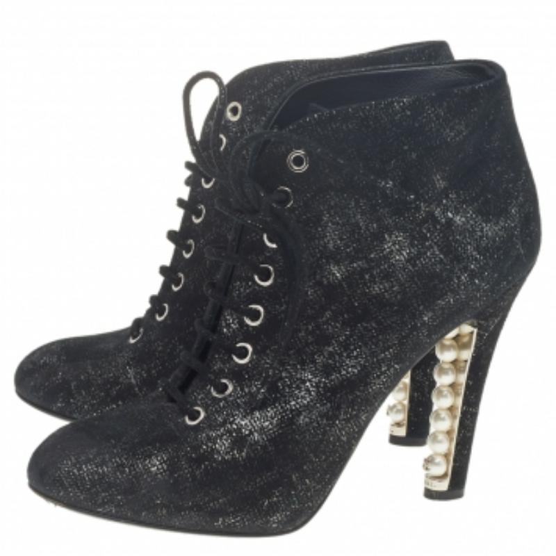 Noir Chanel Bottines à talons en daim et perles noires/argentées à lacets, Taille 38 en vente