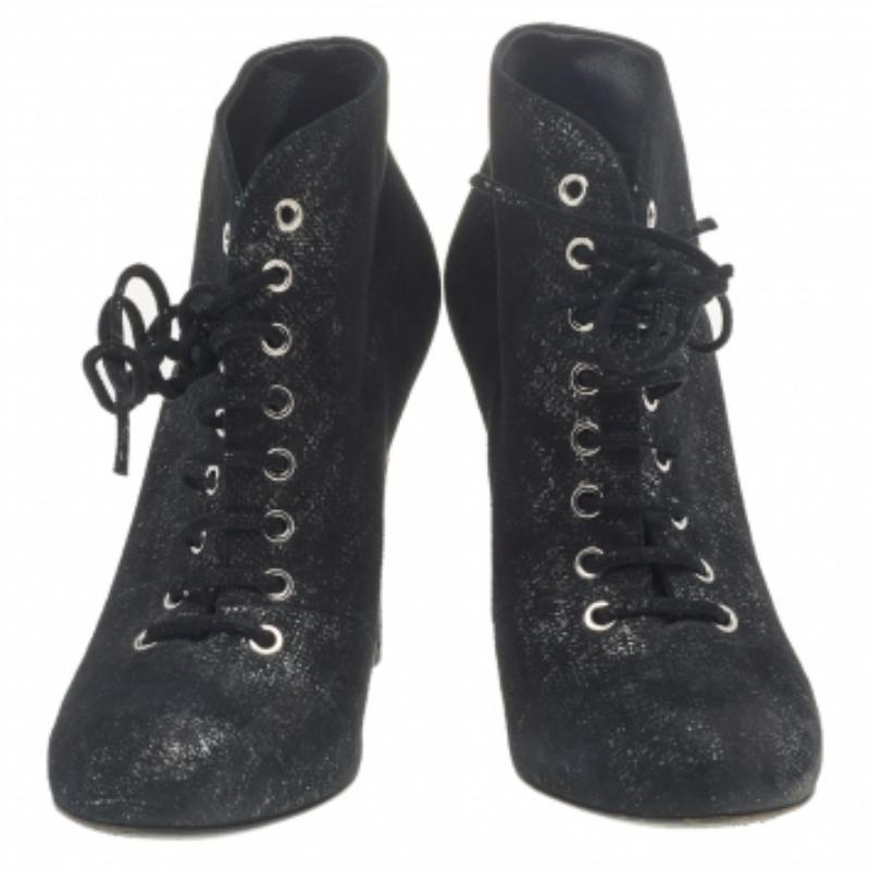 Chanel Bottines à talons en daim et perles noires/argentées à lacets, Taille 38 Bon état - En vente à Dubai, Al Qouz 2