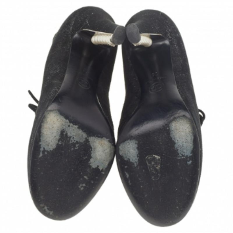Chanel Bottines à talons en daim et perles noires/argentées à lacets, Taille 38 en vente 2