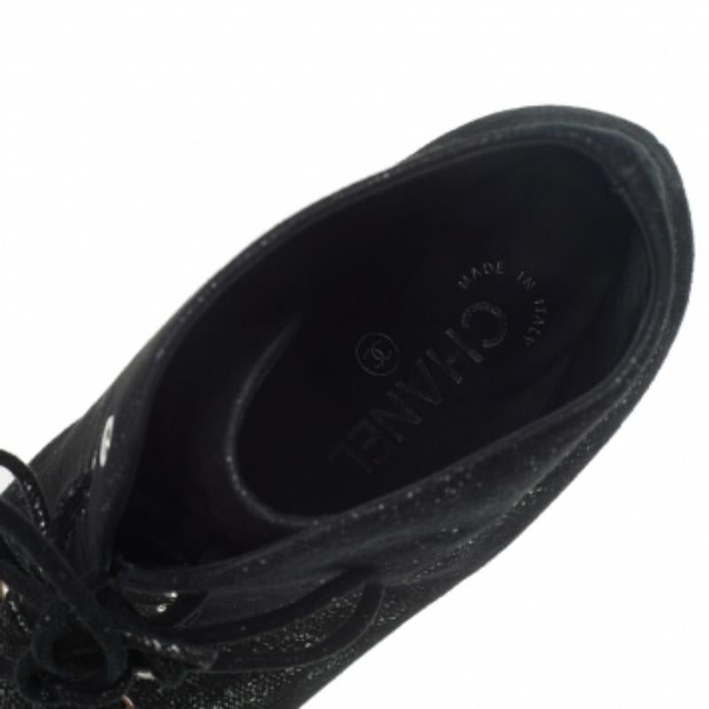 Chanel Bottines à talons en daim et perles noires/argentées à lacets, Taille 38 en vente 4