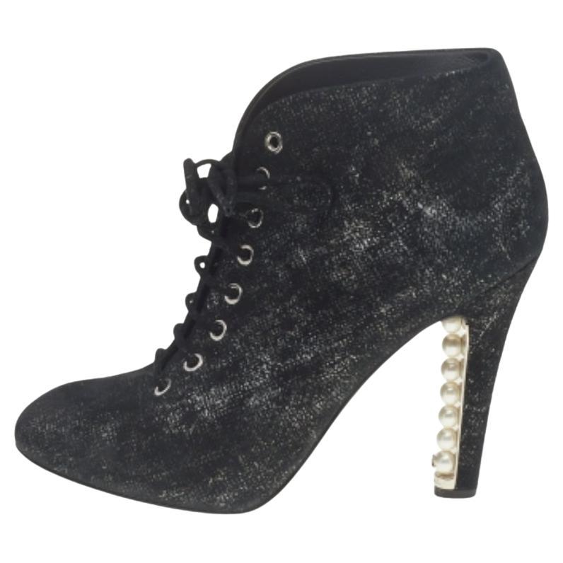 Chanel Bottines à talons en daim et perles noires/argentées à lacets, Taille 38