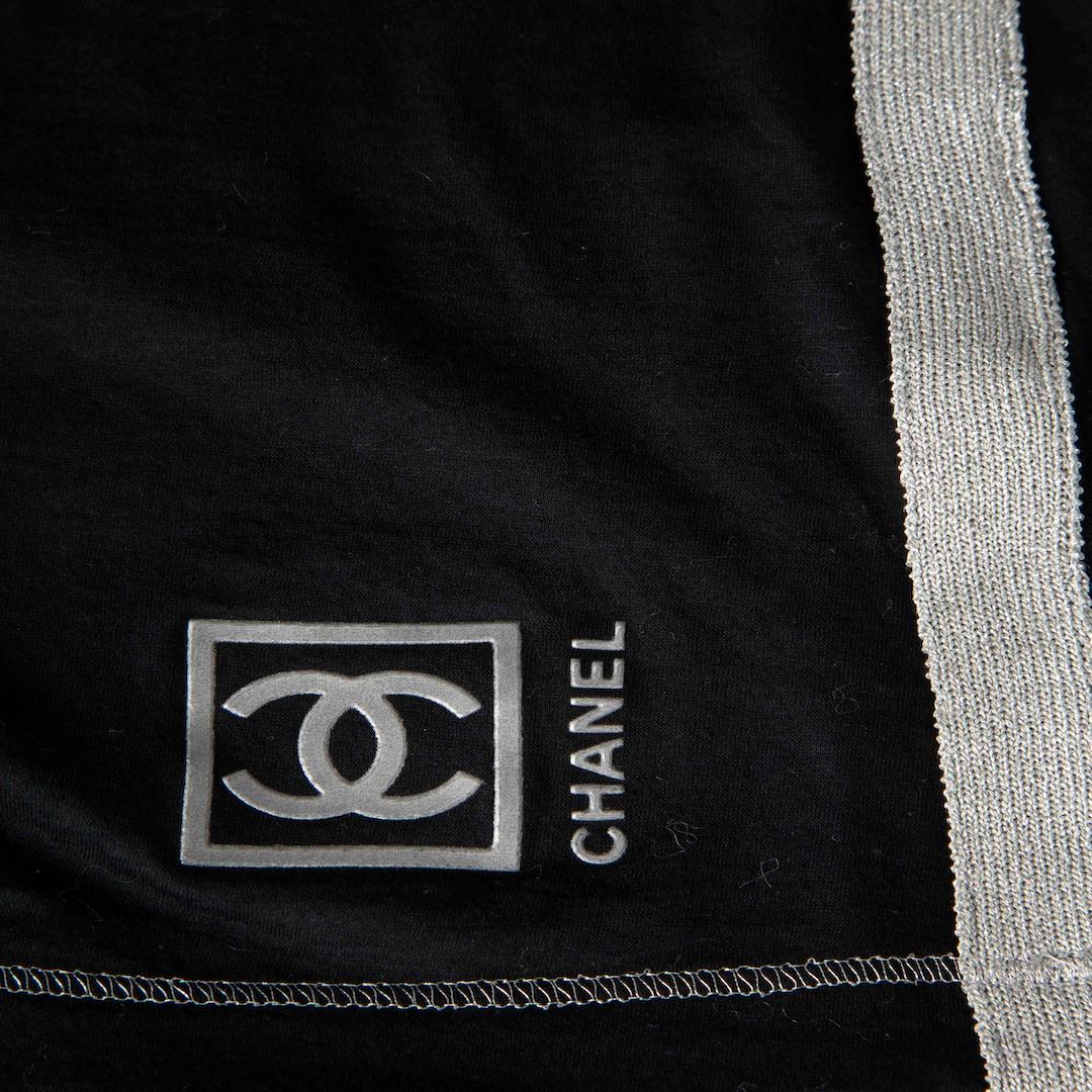 Chanel Schwarze & Silberbesatz CC Weste Größe L (Grau) im Angebot