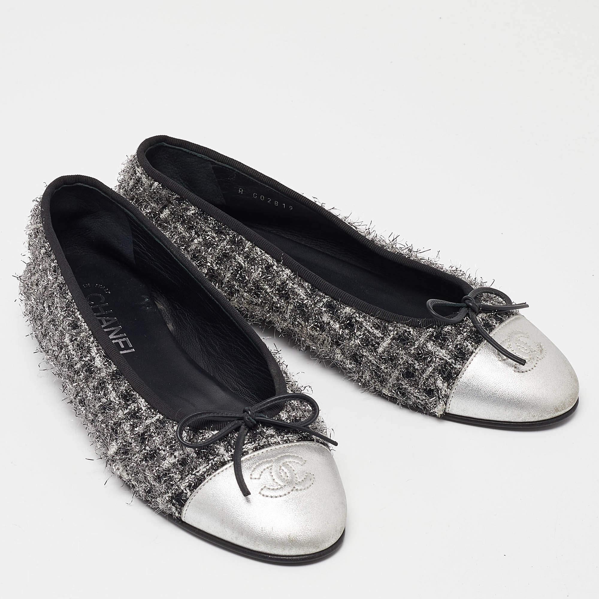 Chanel Black/Silver Tweed and Leather CC Ballet Flats Size 39 In Good Condition In Dubai, Al Qouz 2