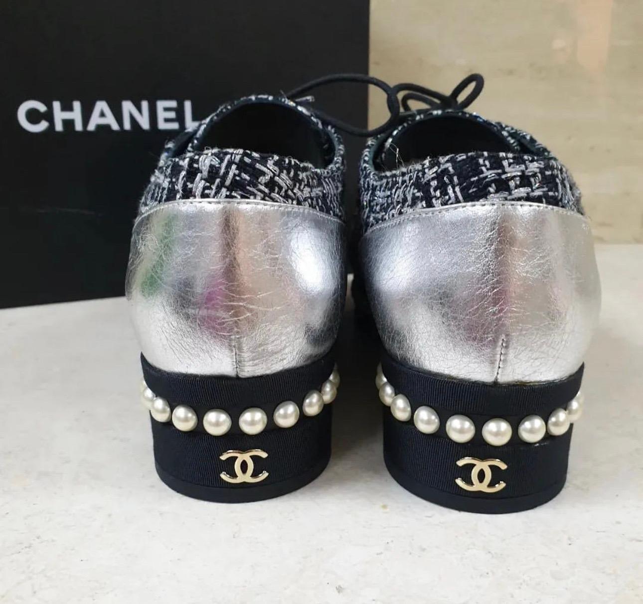 Chanel Schwarz Silber Tweed Perle Schnürung Oxford im Zustand „Gut“ im Angebot in Krakow, PL
