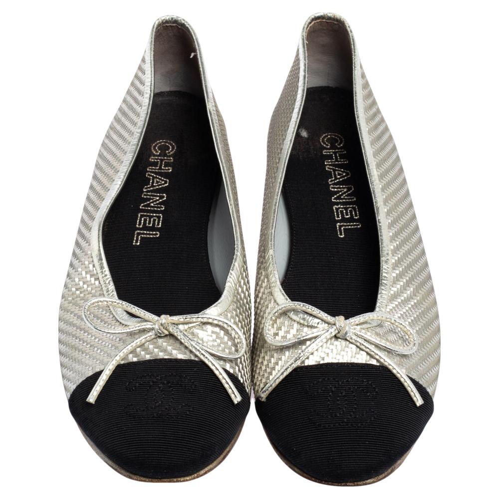 Chanel Black/Silver Woven Fabric And Leather CC Cap Toe Bow Ballet Flats Size 36 In Good Condition In Dubai, Al Qouz 2