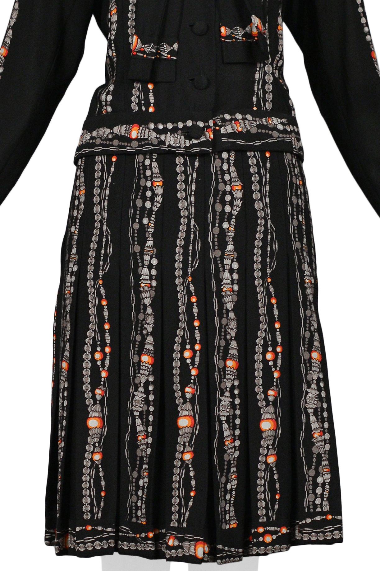 Tailleur jupe Chanel noir avec imprimé collier de perles et de perles emblématiques en vente 1