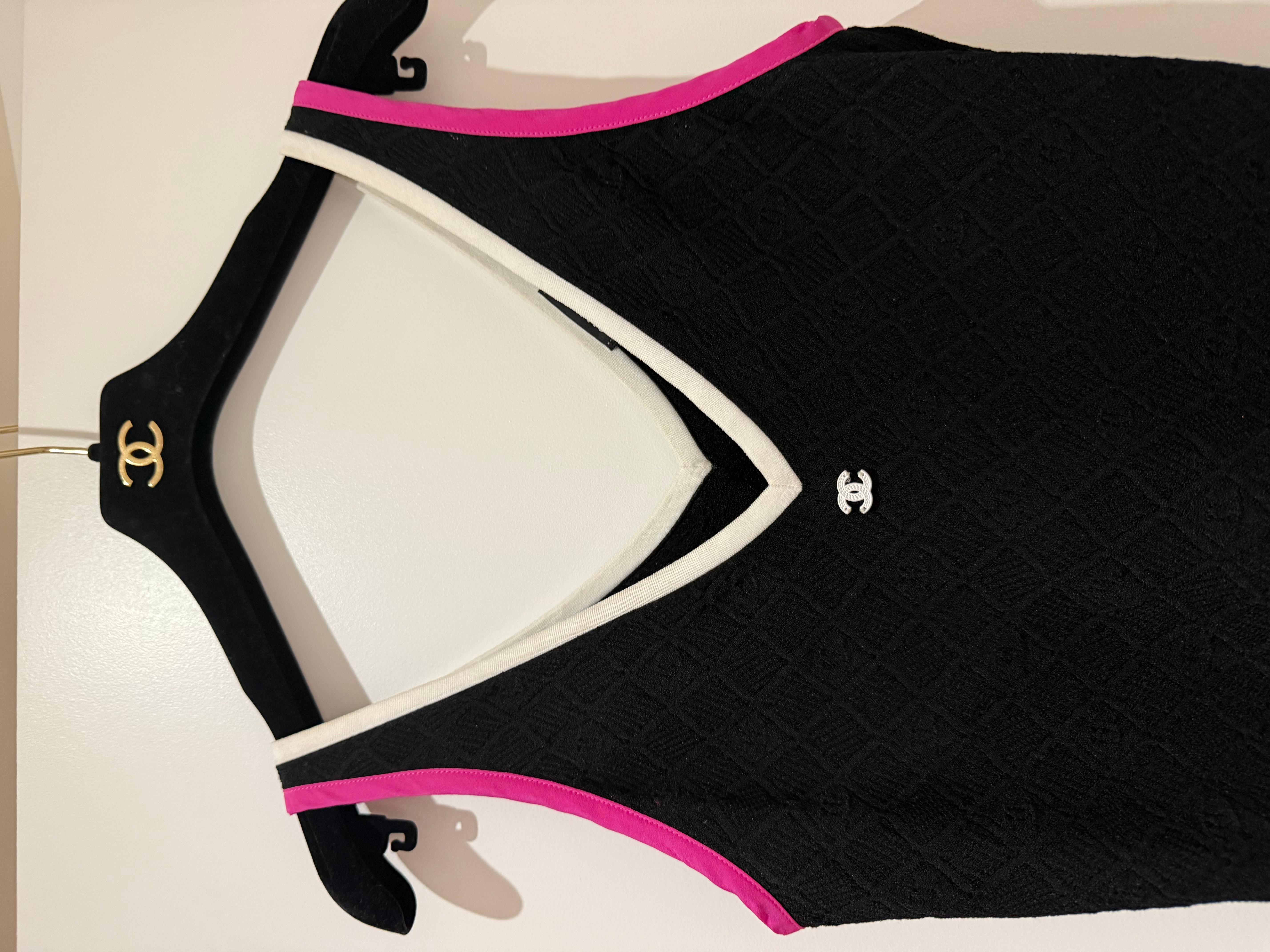 Chanel black one piece dress sleeveless with chanel logo, size 34 silk viscose stretch. In excellent condition. Black, White and Pink in silk and viscose. Such a stylish dress! 2024 collection
Comes with hanger, dustbag and receipt. 