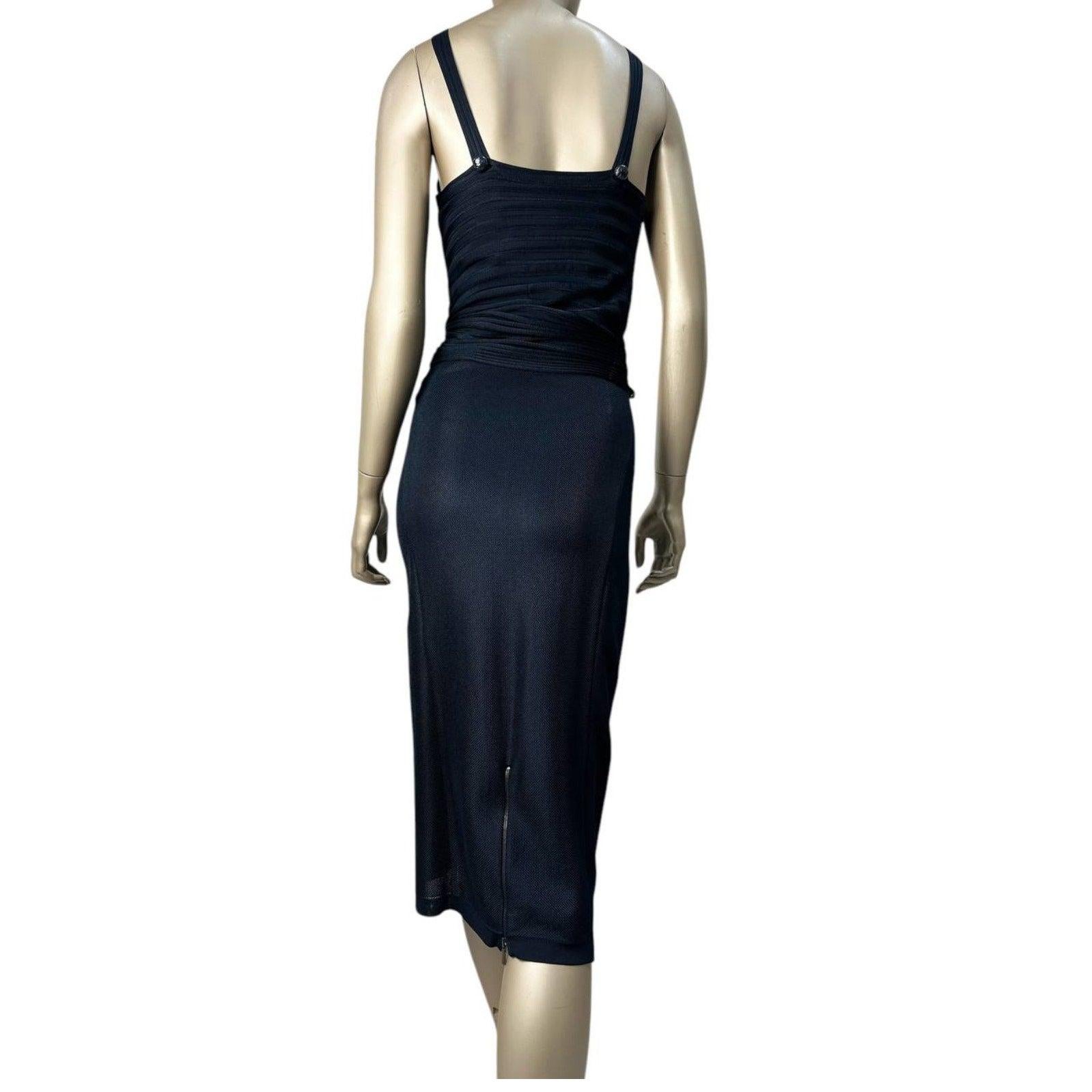 Élégante et intemporelle, la robe noire sans manches Chanel présente une silhouette ajustée et un détail asymétrique à nouer à la taille qui apporte une touche sophistiquée. Fabrice est fabriqué à partir d'un tissu doux et léger qui se drape