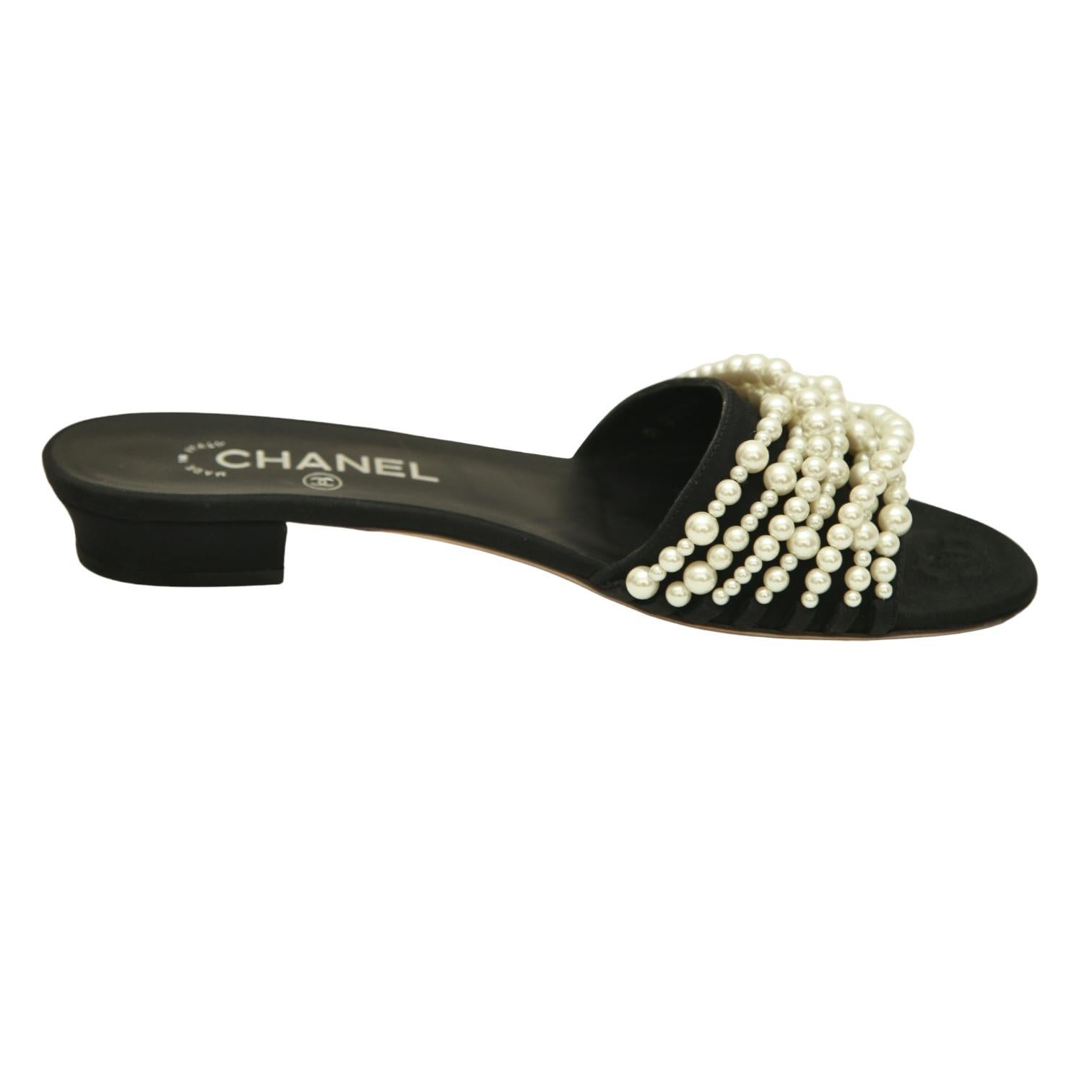 GUARANTEED AUTHENTIC CHANEL BLACK SATIN SLIDE SANDALS FAUX PEARL ACCENTS


Details:
- Black satin slide sandals.
- Faux pearl strands over vamps.
- Insoles both leather and satin, CC logo.
- Comes with dust bag.

Size: 38

Measurements