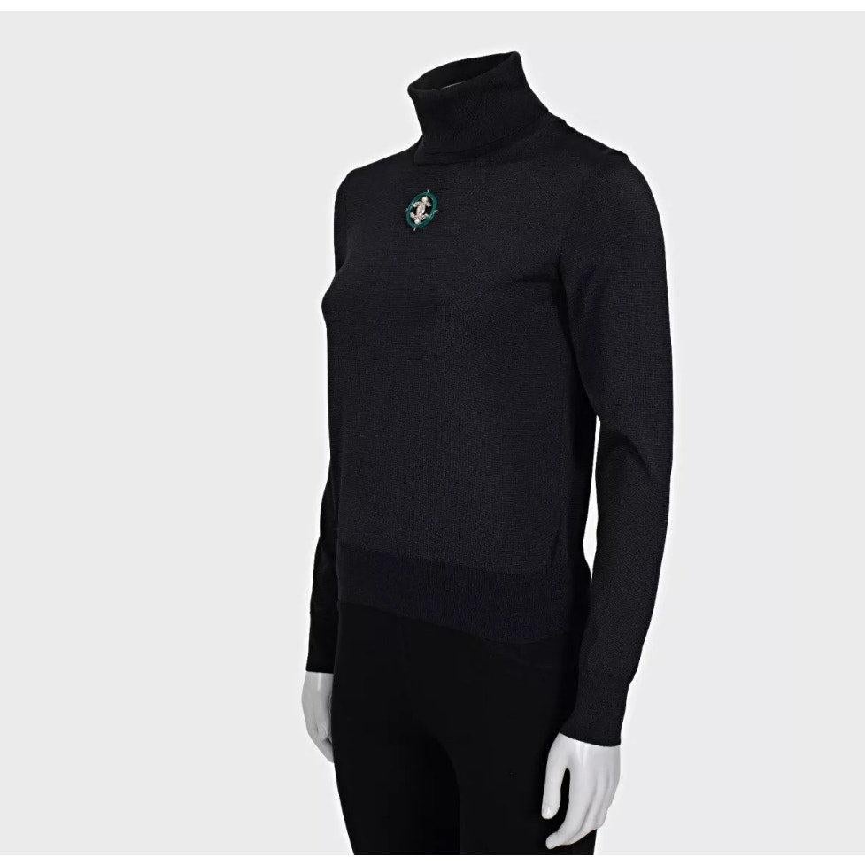 Élevez votre garde-robe avec ce pull intemporel à col roulé noir de Chanel ! Cette pièce élégante présente une coupe ajustée flatteuse et est parfaite pour créer un look chic et superposé ou pour être portée seule. 

Condit : Très bon, avec