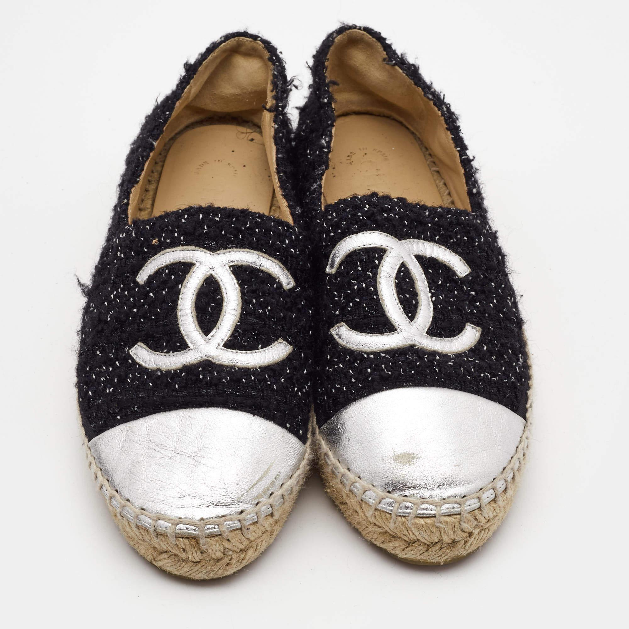 Chanel Black/Sliver Tweed and Leather CC Ballet Flats Size 39 In Good Condition For Sale In Dubai, Al Qouz 2